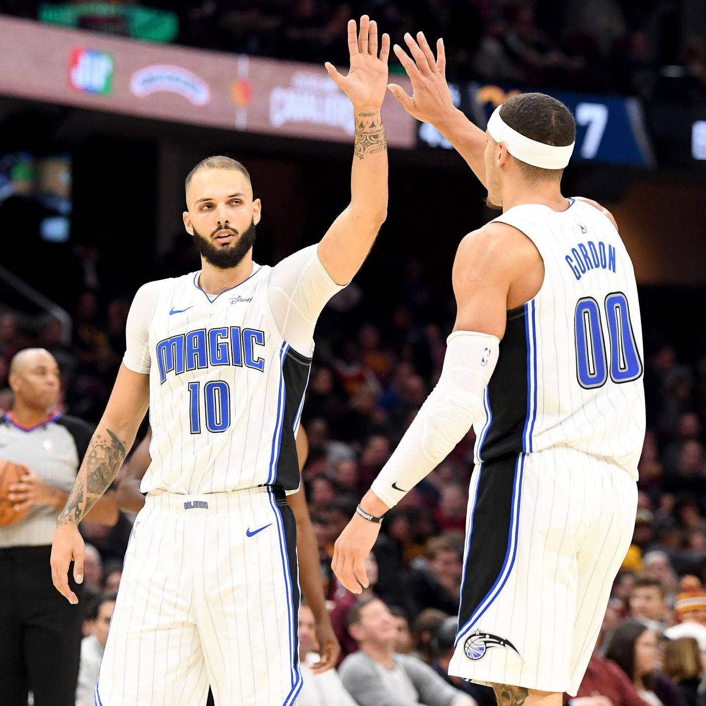 奧蘭多魔術球員在籃球比賽中以擊掌慶祝。 — NBA 壁紙