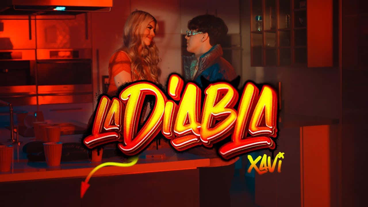  壁紙 — 兩個人站在一個溫暖照明的廚房裡，大膽的紅色和黃色 'La Diabla' 塗鴉風格文字佔據了前景。