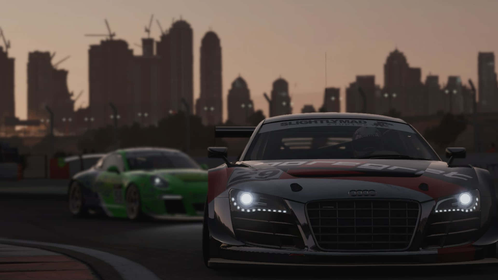 兩輛賽車在黃昏時分的賽道上飛馳，背後是城市天際線。 — Project Cars 2 壁紙