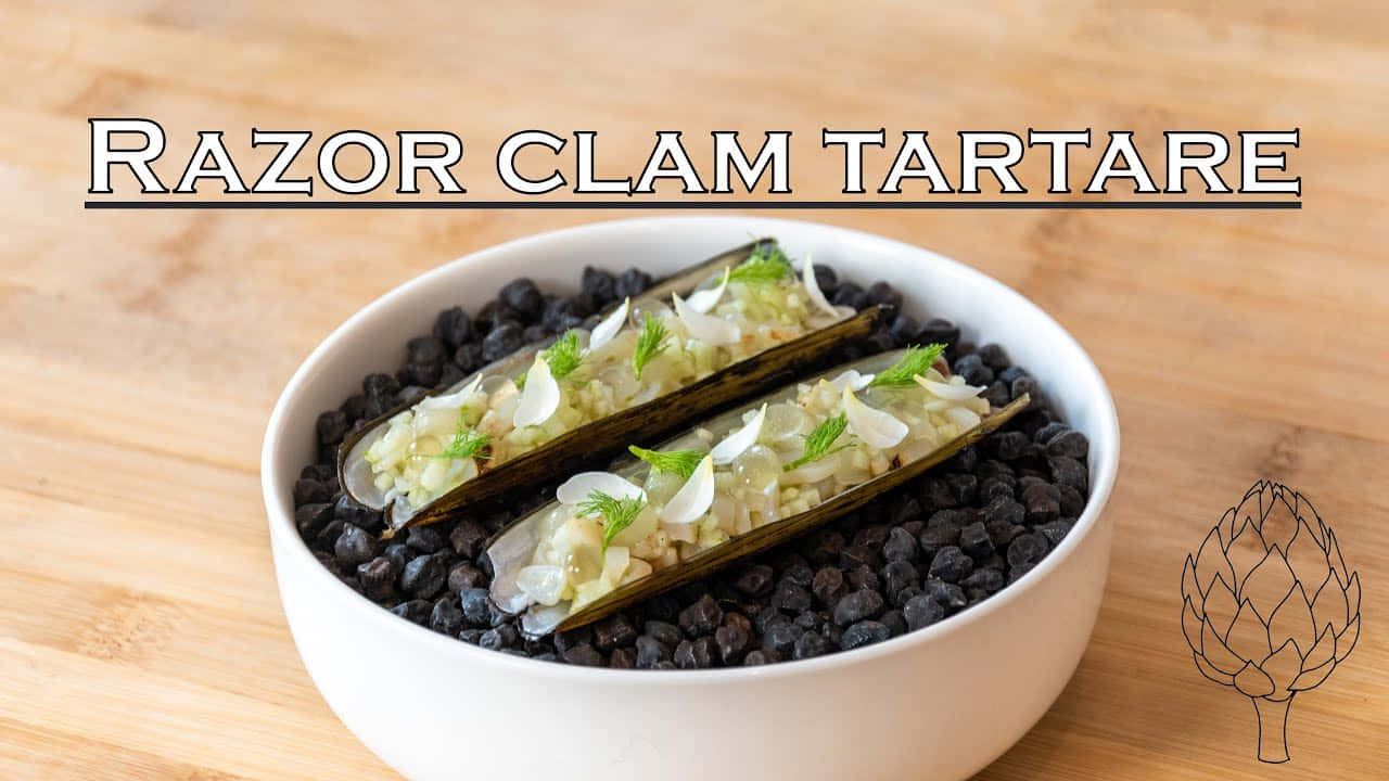 Razor Clam 桌布 壁紙 — 兩半蟶子他他，飾以蒔蘿和洋蔥片，放在木質表面白色碗中的黑豆上。