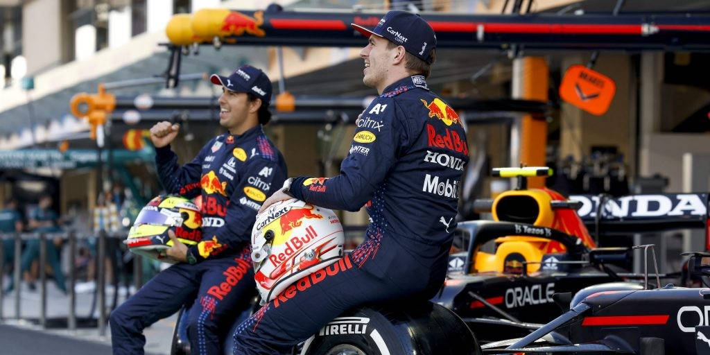 兩名F1車手在維修區車道上於賽車上慶祝。 — F1 壁紙