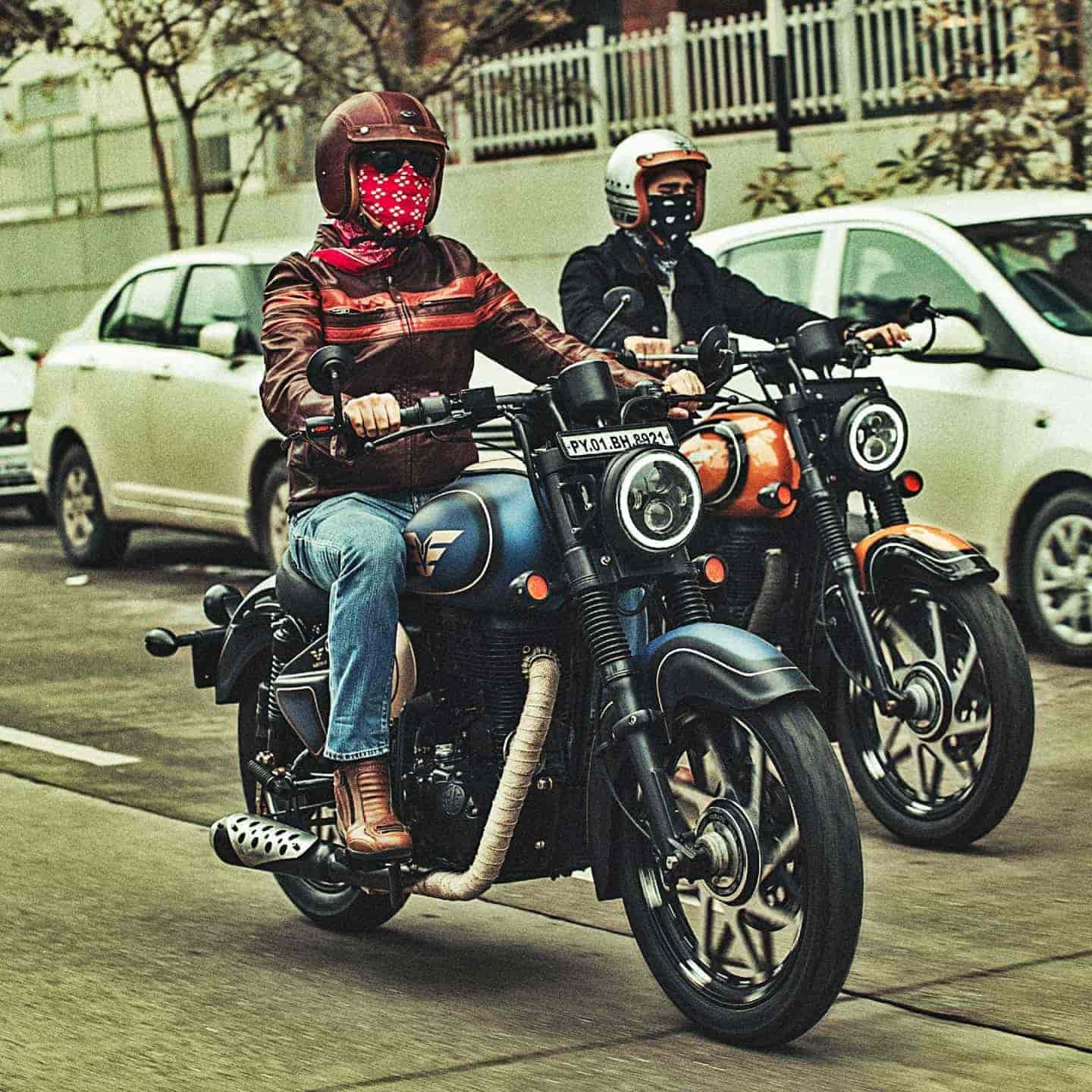 Vardenchi 桌布 壁紙 — 兩名騎士騎著經典摩托車沿著城市街道行駛，路邊停有汽車。