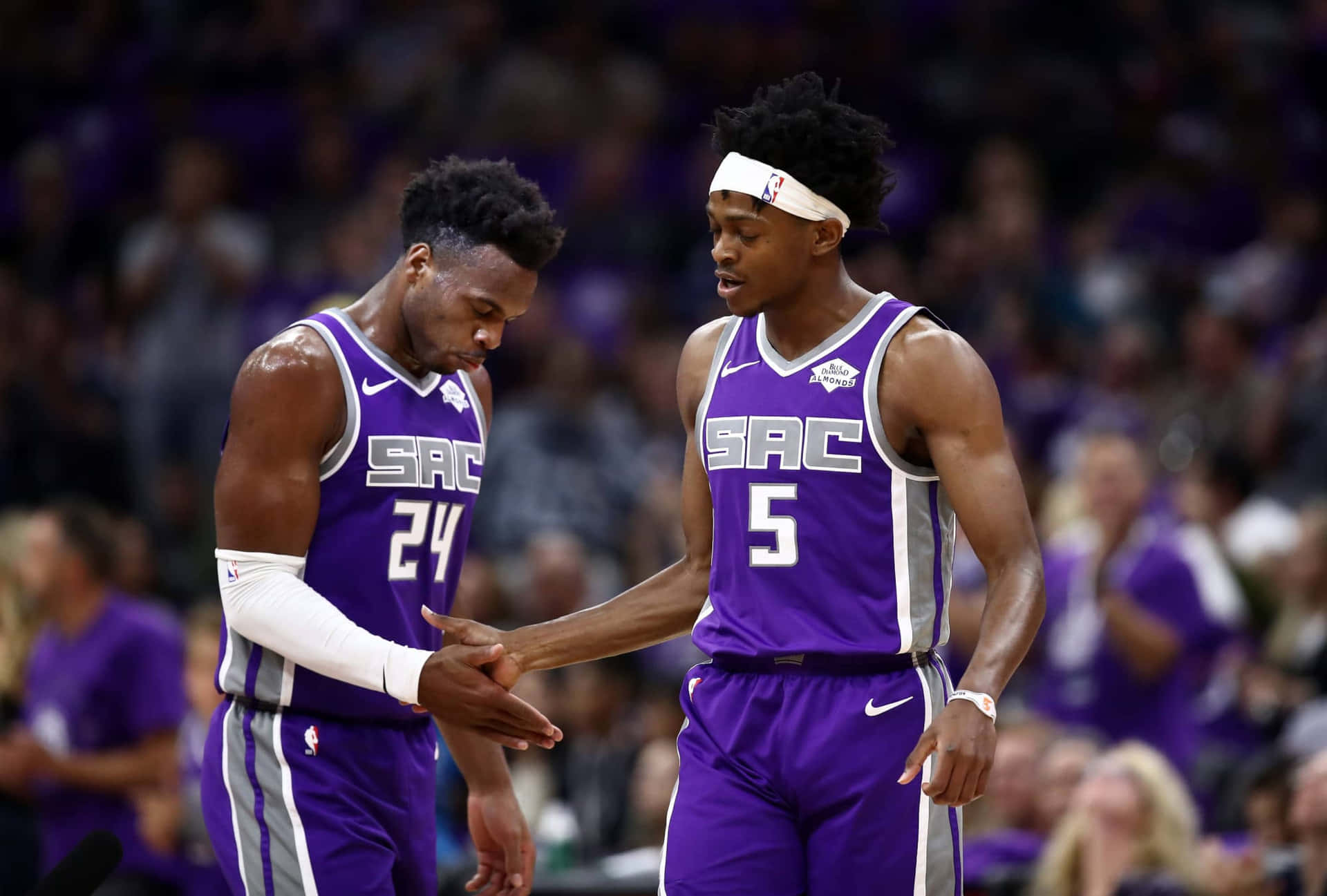 兩名籃球球員在比賽中握手。 — NBA 壁紙