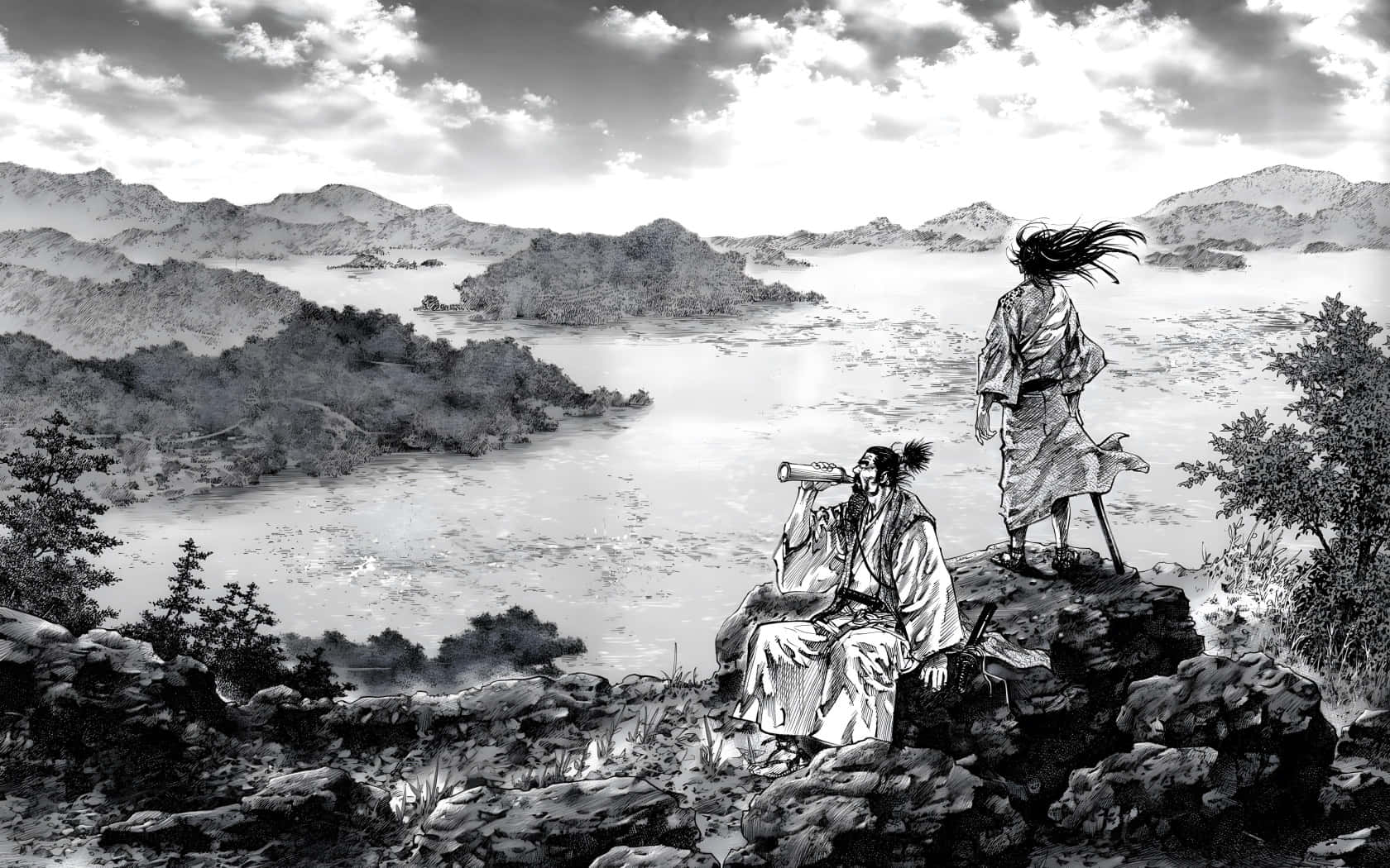  壁紙 — 兩位身穿傳統長袍的武士坐在岩石峭壁上，俯瞰著被群山環繞的廣闊湖泊，天空多雲。