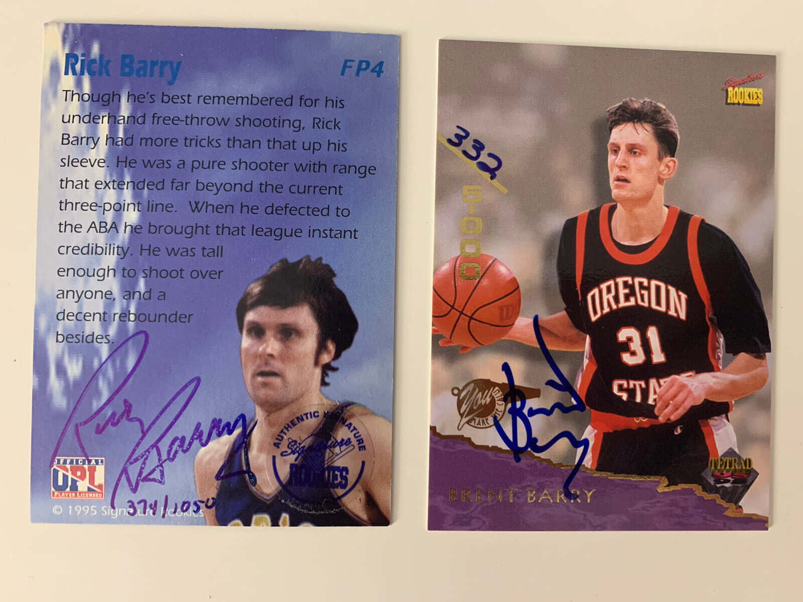 平滑背景上的兩張簽名 Rick Barry 籃球球星卡。 — NBA 壁紙