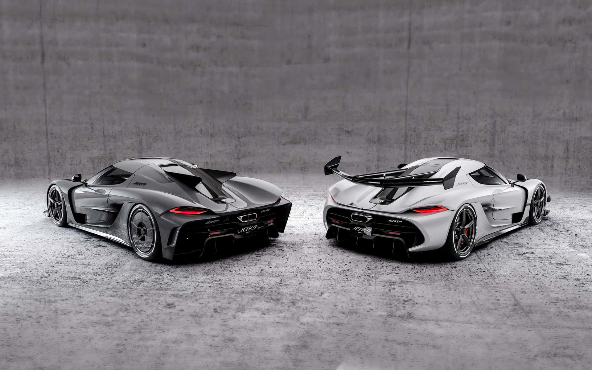  壁紙 — 兩輛時尚的Koenigsegg超跑黑色和白色後視圖，搭配極簡混凝土背景。