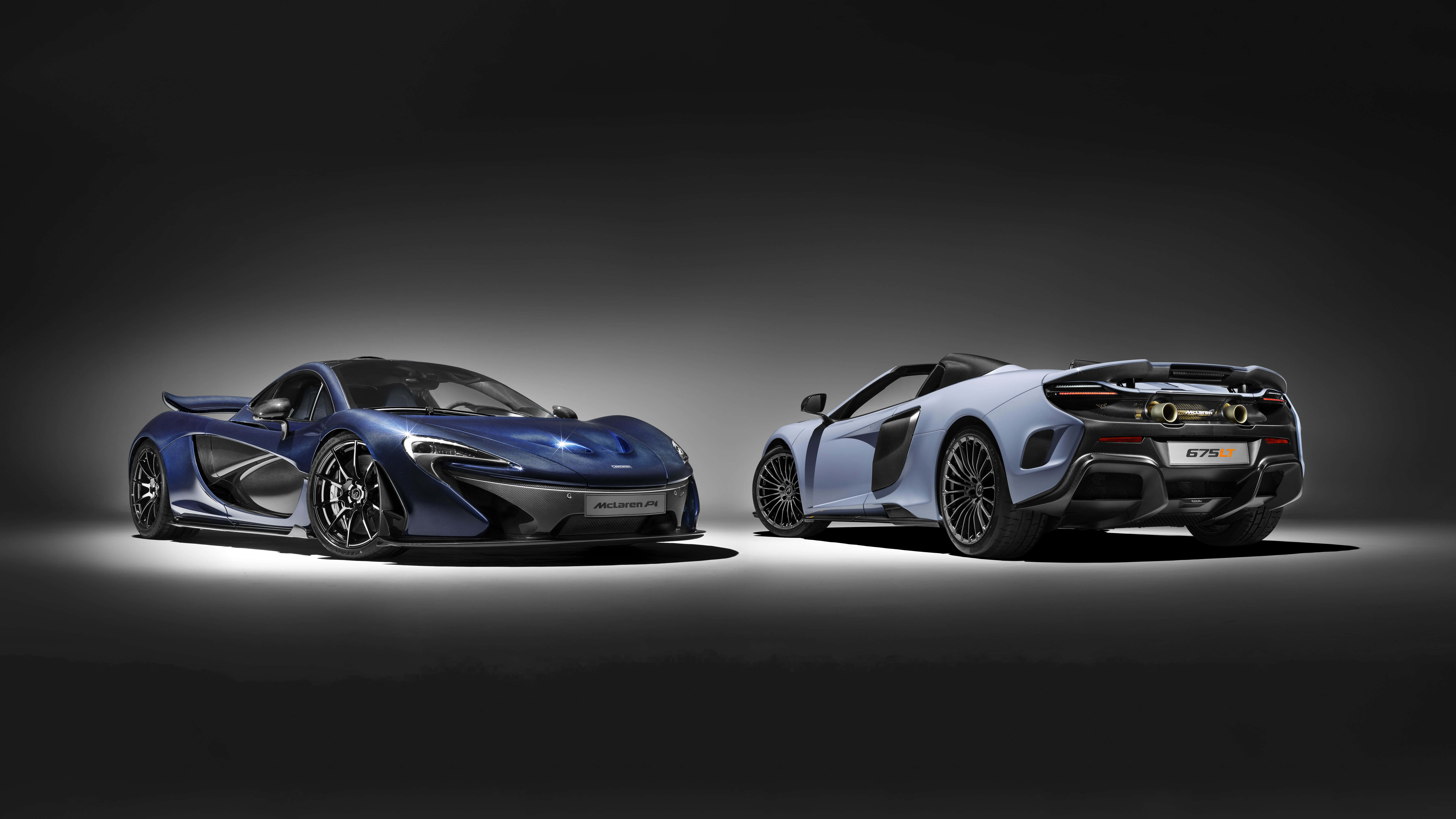 Mclaren 675lt Spider 桌布 壁紙 — 兩輛時尚的McLaren超級跑車，一輛藍色轎跑車和一輛淺藍色敞篷車，在深色攝影棚背景下戲劇性地擺出姿勢。