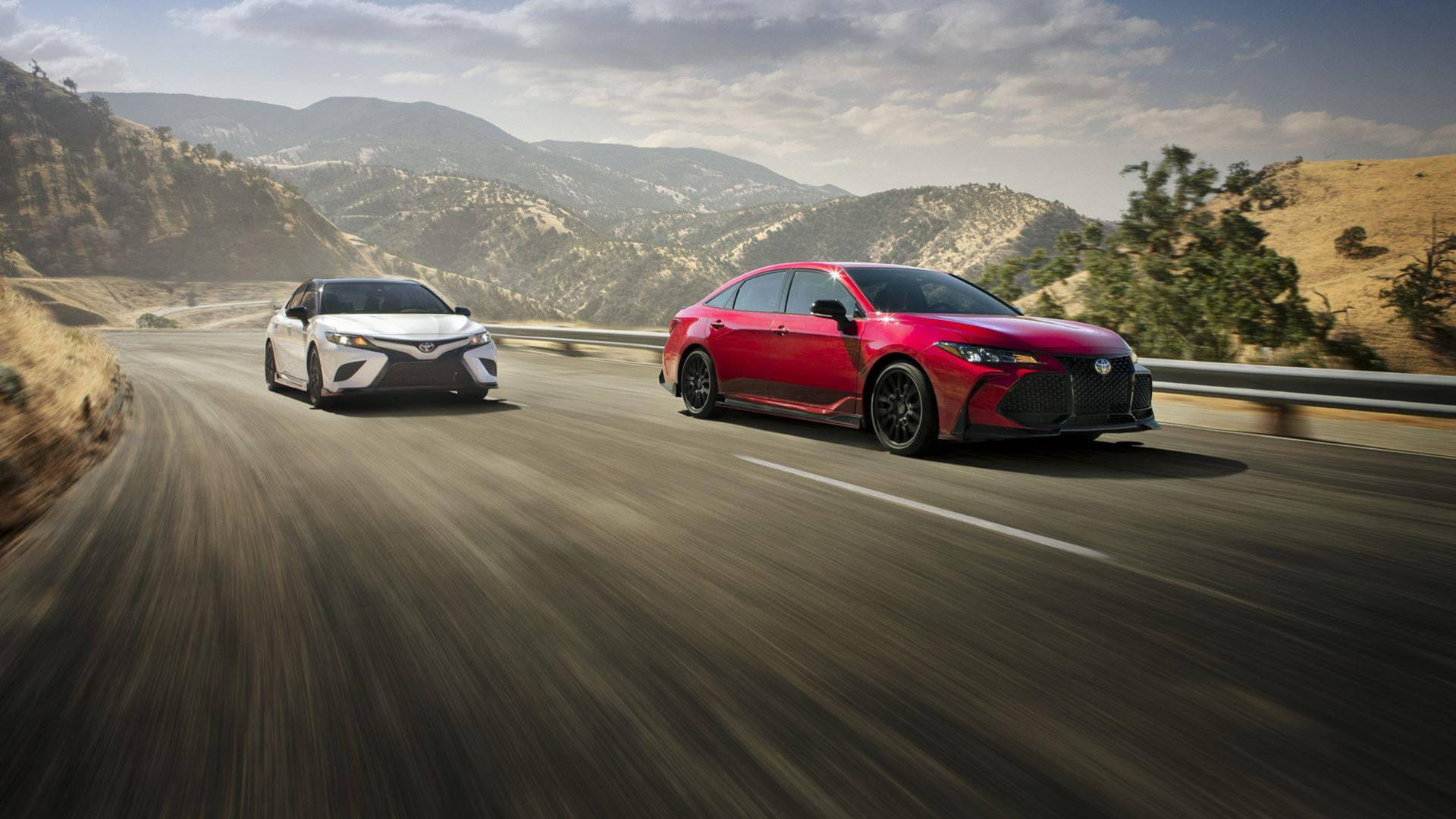 兩輛車在山路上以模糊動態效果疾馳。 — Toyota Supra 壁紙