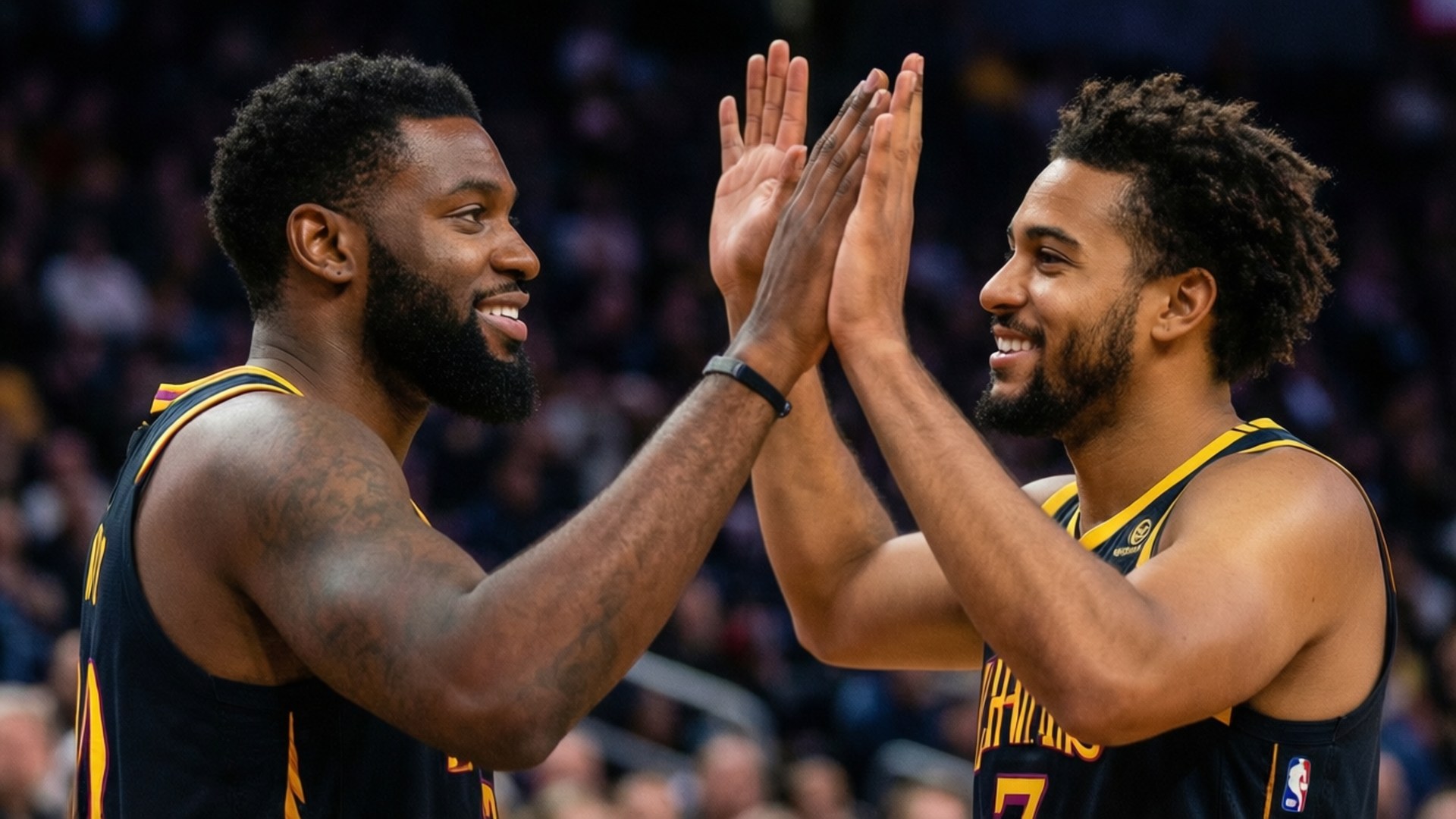 Kings Connection 壁紙 — 兩名微笑的籃球運動員身穿黑色和金色球衣，在比賽中互相擊掌。