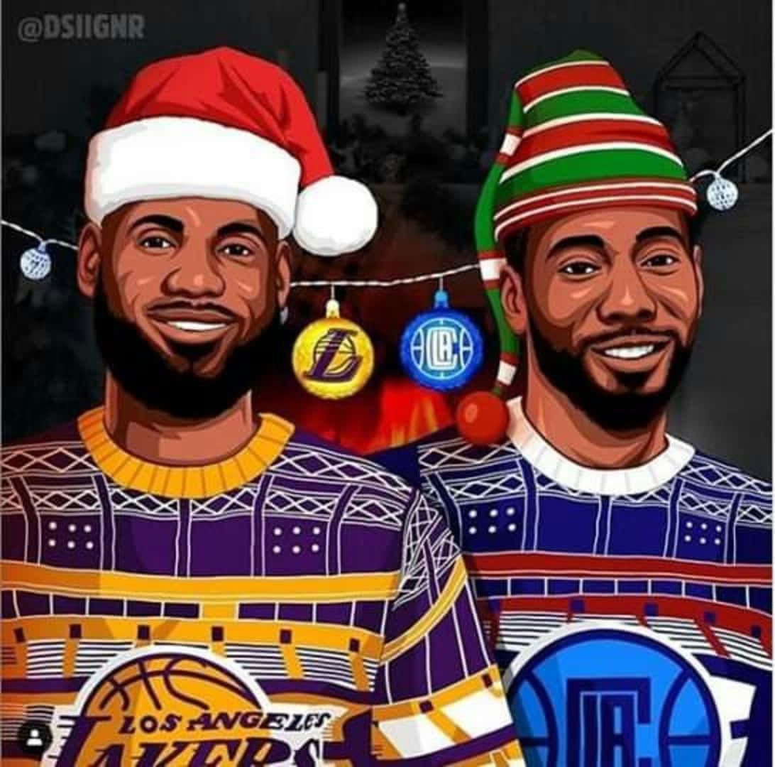 兩位籃球運動員身穿節日毛衣和帽子，身後有聖誕燈飾。 — NBA聖誕節 壁紙