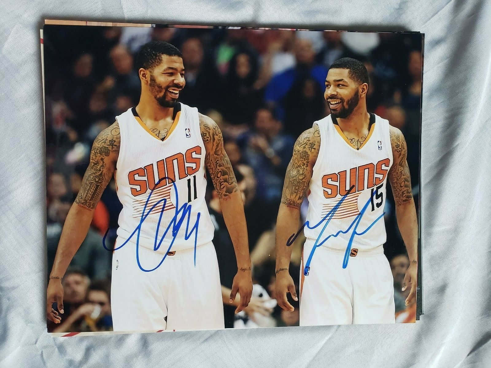 兩位簽名的鳳凰城太陽隊籃球運動員穿著白色制服微笑。 — NBA 壁紙