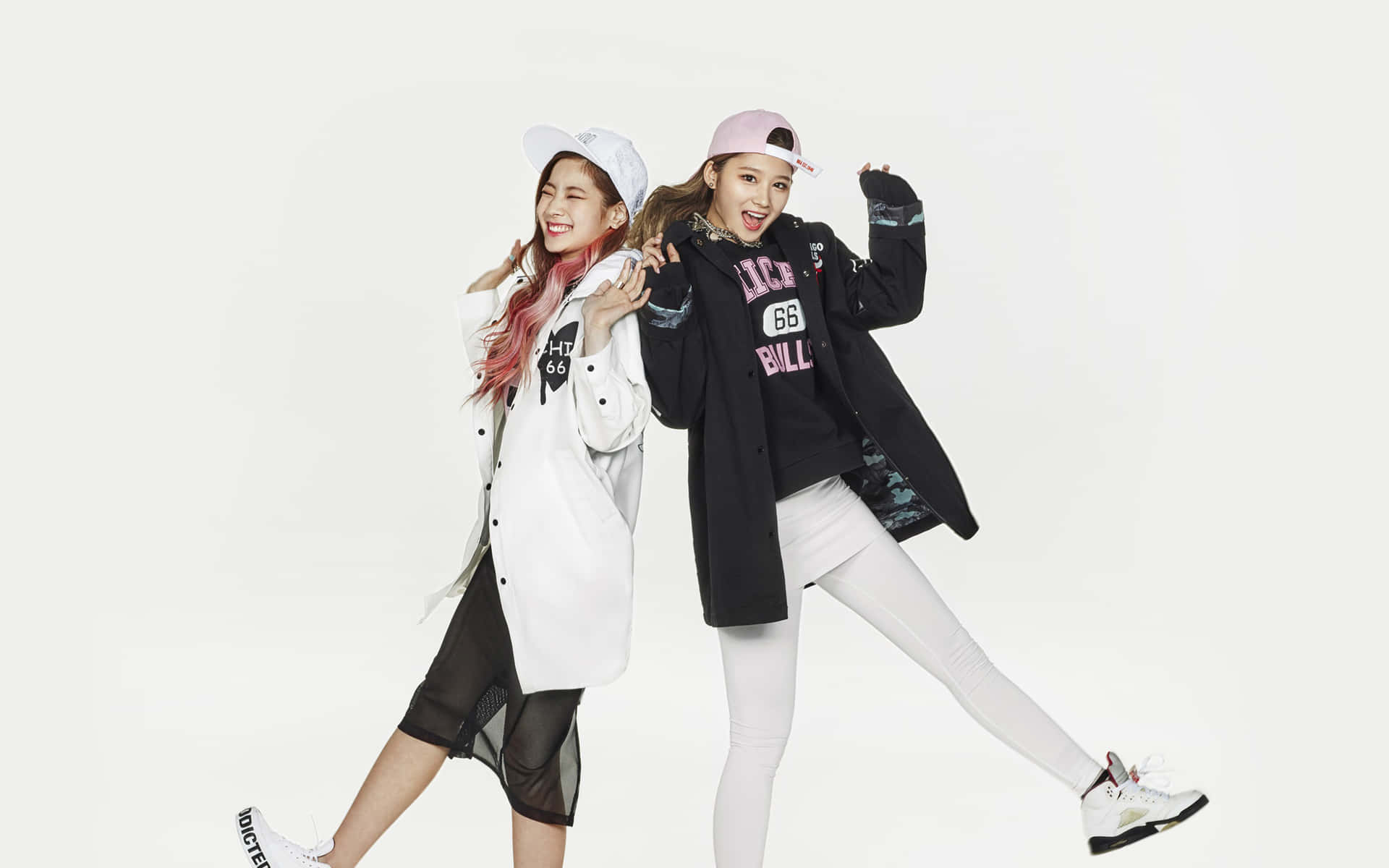 兩位時尚女性在白色背景下以休閒服裝充滿活力地擺姿勢。 — K Pop 壁紙