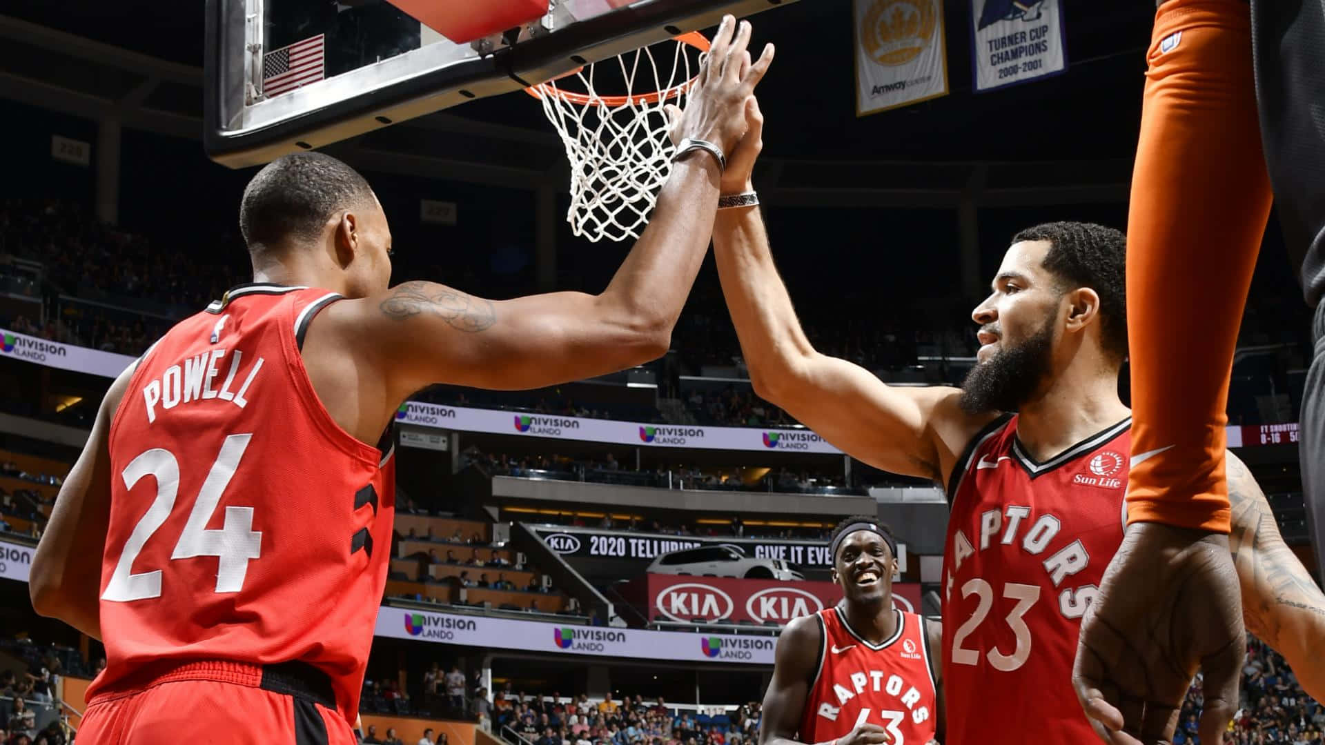 兩名身穿紅色球衣的籃球球員在比賽中於籃框下擊掌。 — NBA 壁紙
