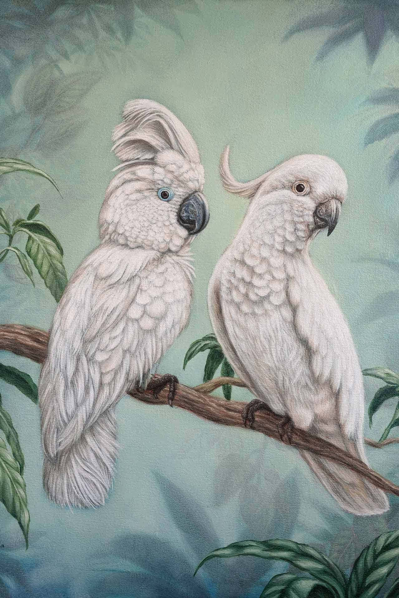  壁紙 — 兩隻白色鳳頭鸚鵡豎起冠羽，棲息在柔軟綠色樹葉間的樹枝上，背景是柔和的青綠色。