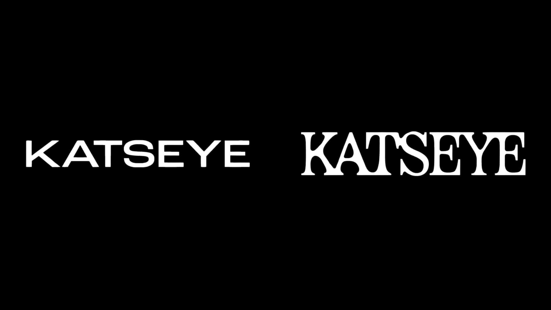  壁紙 — 兩個白色的「KATSEYE」標誌並排在黑色背景上，一個是普通的無襯線字體，另一個是華麗的襯線字體。