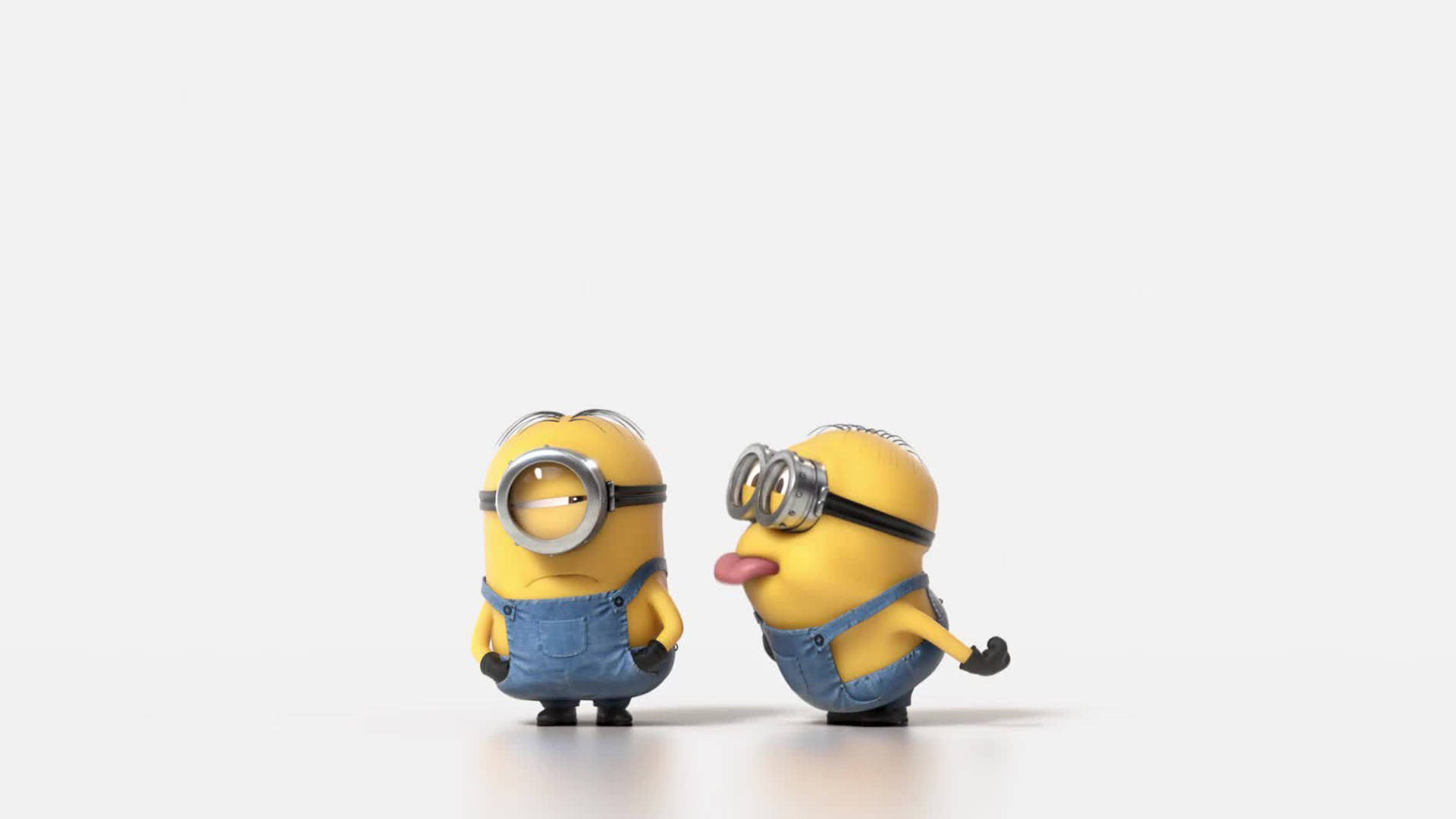 兩個Minions，一個在白色背景前伸出舌頭 — 小黃人 壁紙