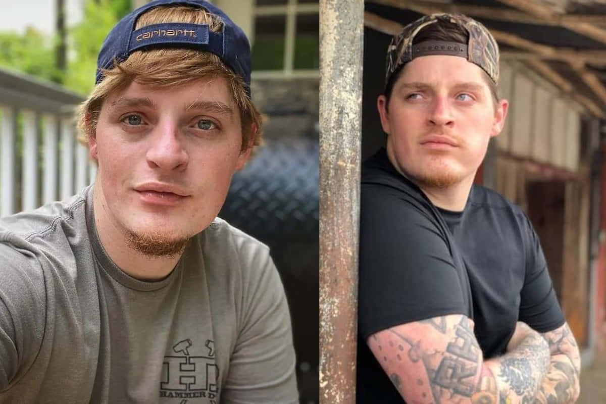 壁紙 — 兩名年輕男子，一人戴藍色帽子微笑對著鏡頭，另一人有刺青靠著生鏽的柱子，兩人均在戶外。