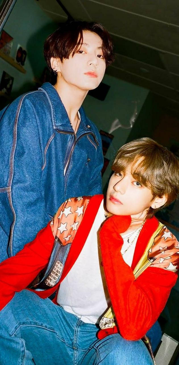 兩名穿著休閒服的年輕男子在室內擺姿勢拍照。 — Jungkook 壁紙