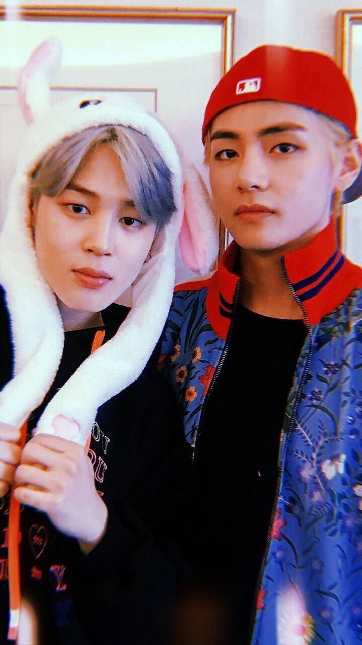 兩名年輕男子穿著休閒服裝，一人戴兔帽，另一人戴紅帽。 — Bts 壁紙