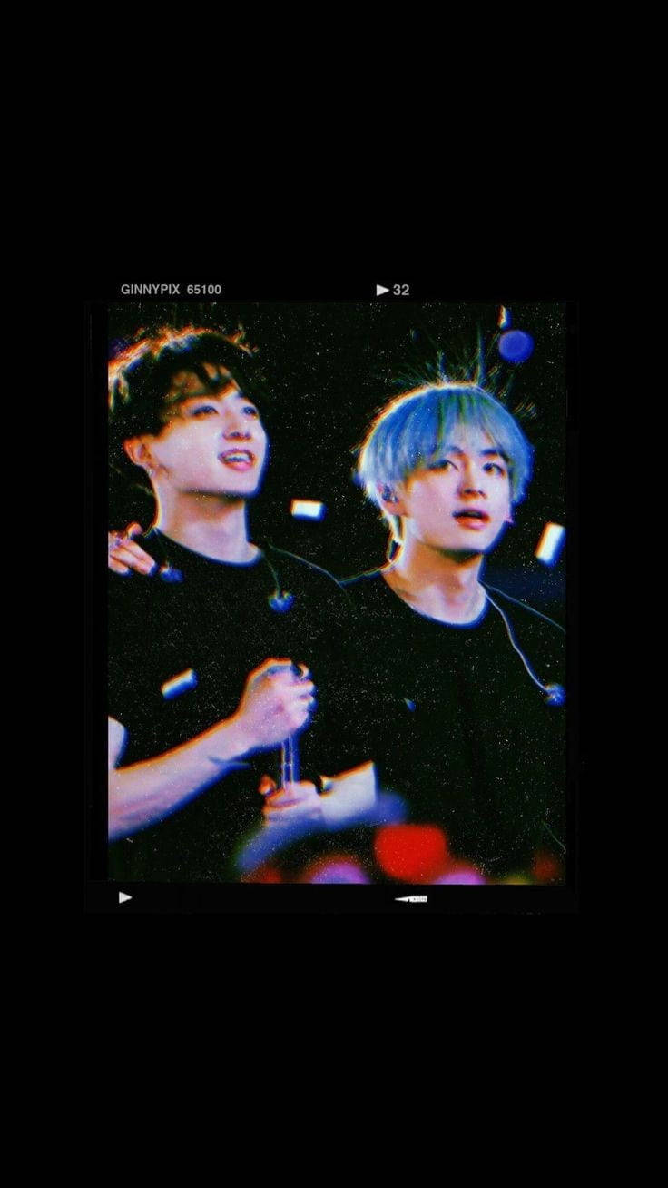舞台上兩名男性表演者，配有彩色燈光和藍色頭髮。 — Jungkook 壁紙