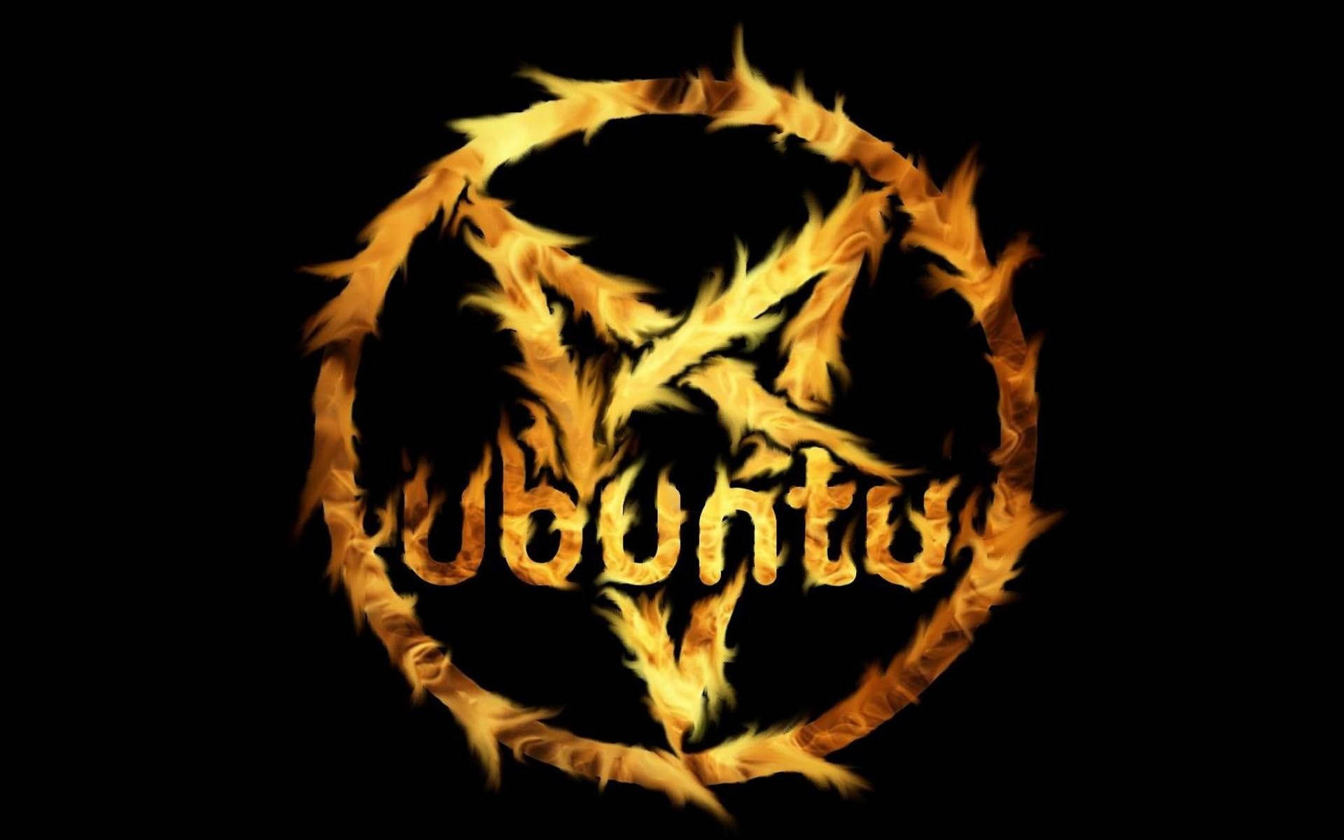 撒旦 桌布 壁紙 — 「Ubuntu」一詞以鮮豔的橙色火焰燃燒，在純黑背景上形成圓形圖案。