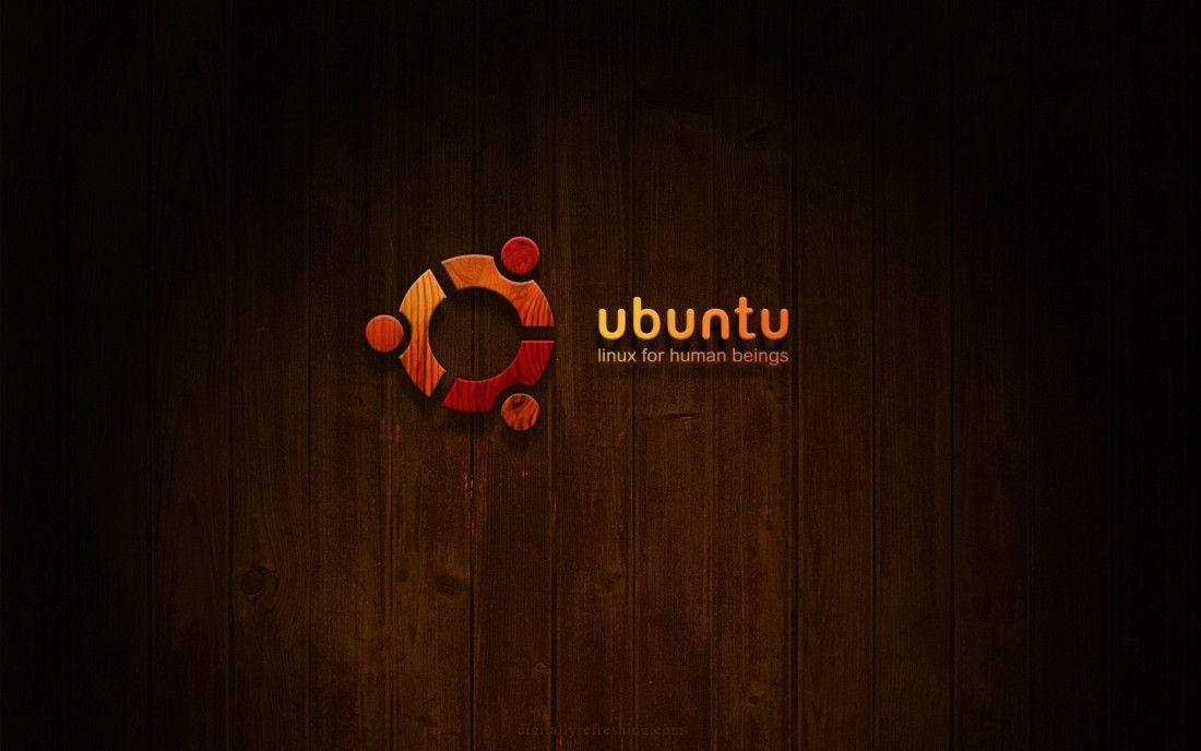 ubuntu 桌布 壁紙 — Ubuntu 標誌，帶有木紋質感和溫暖的橙色光芒，在深色木質背景上。