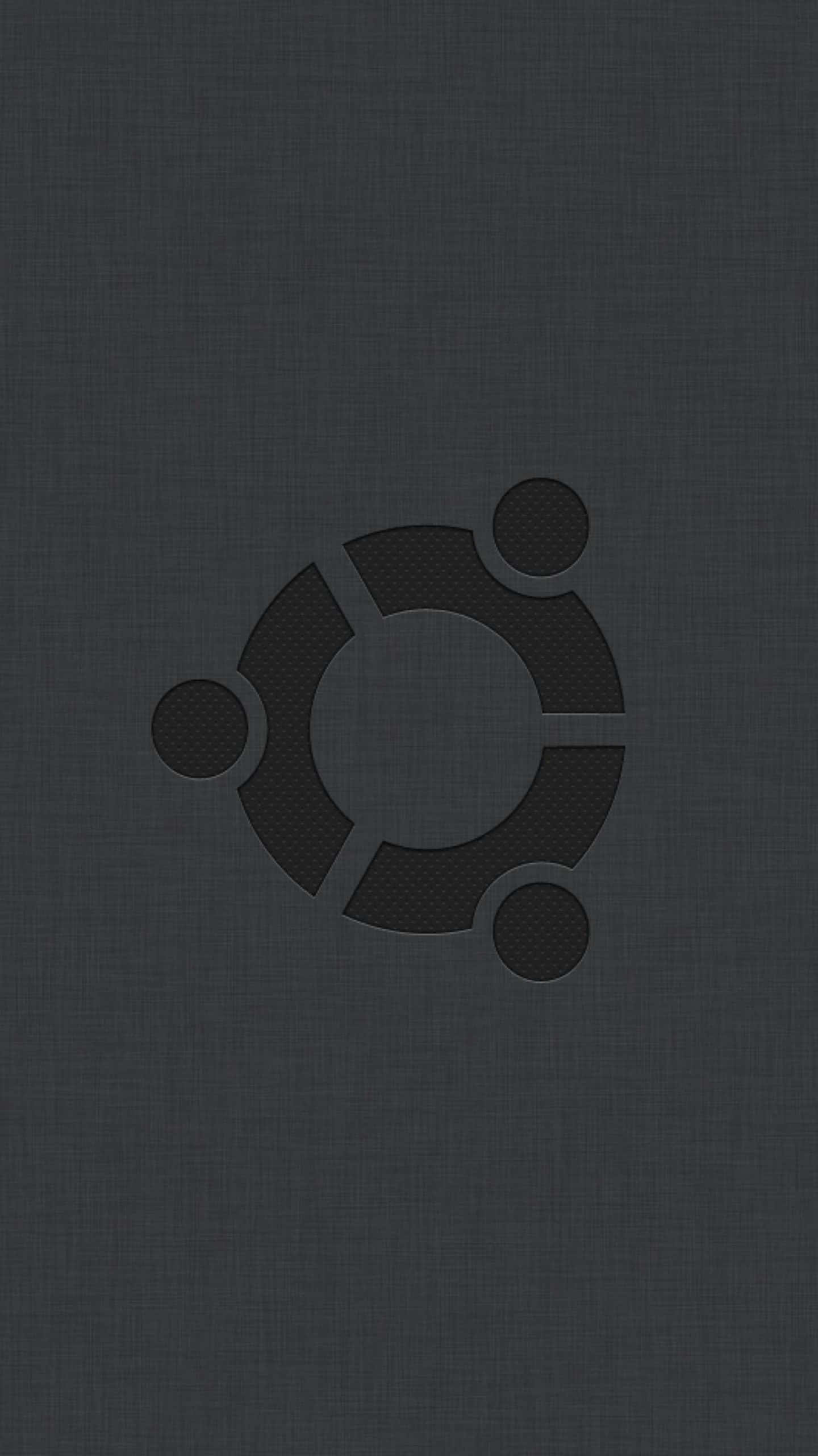 ubuntu 桌布 壁紙 — Ubuntu 標誌壓印在深色紋理布料上，帶有細微碳纖維圖案。