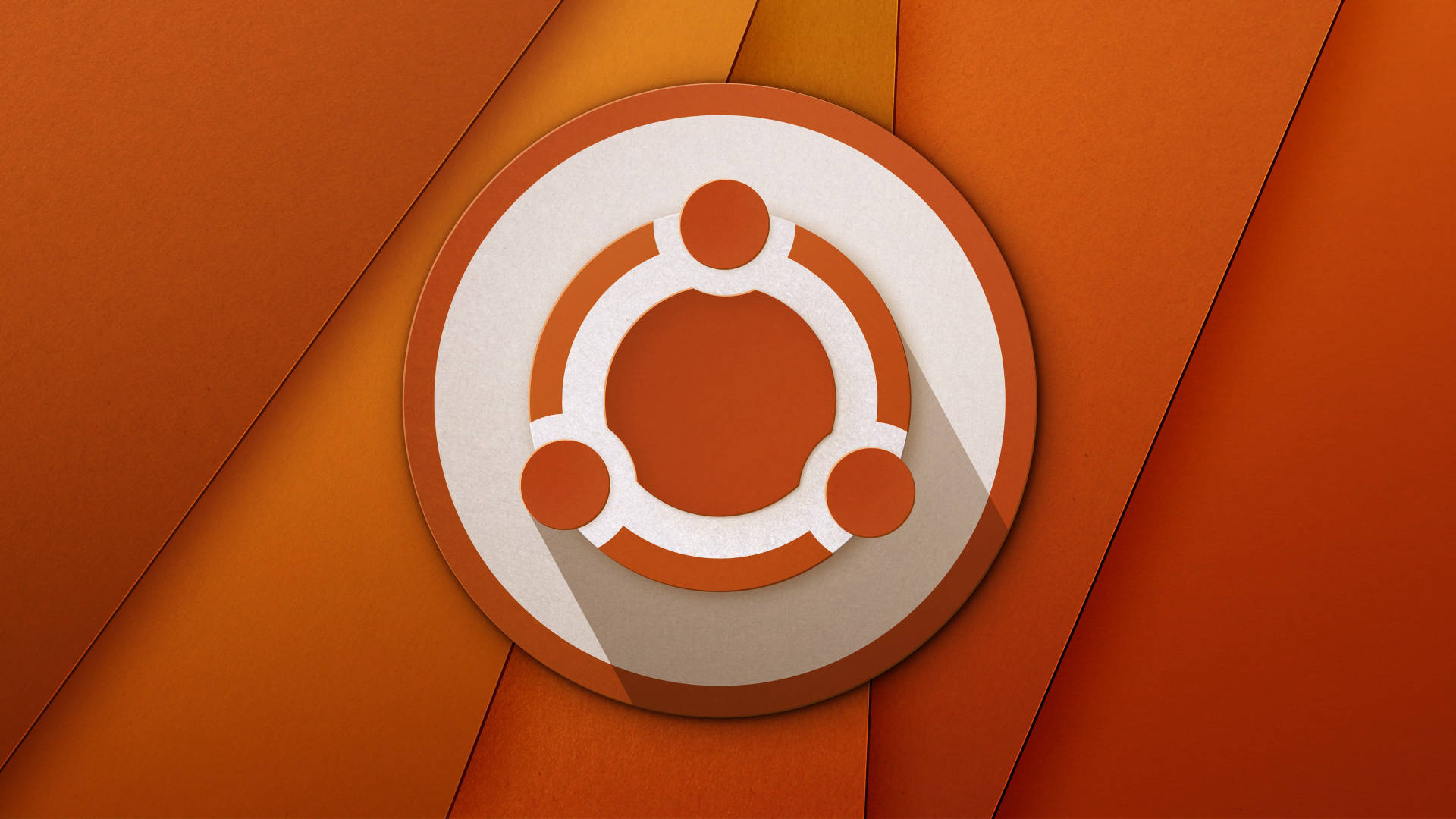 橘色圓形 桌布 壁紙 — Ubuntu 標誌居中於充滿活力的橙色幾何背景上，設計簡潔現代。