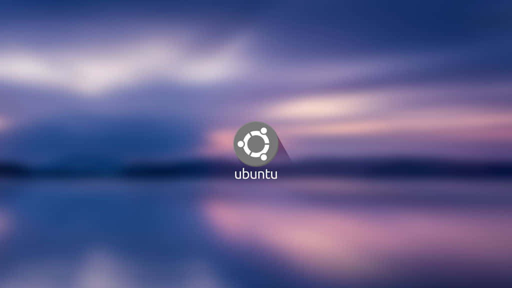 ubuntu 桌布 壁紙 — Ubuntu 標誌居中於模糊的暮色天空上，帶有紫色和藍色色調在水面上反射。