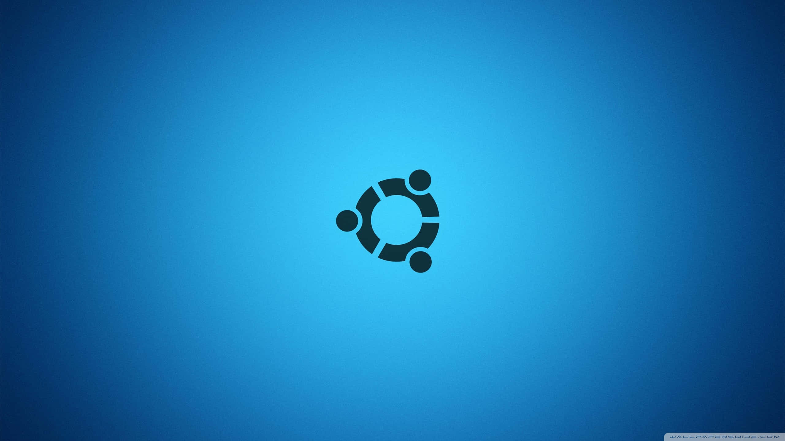 Blue Desktop 桌布 壁紙 — Ubuntu 標誌居中於漸變藍色背景上，帶柔和燈光。
