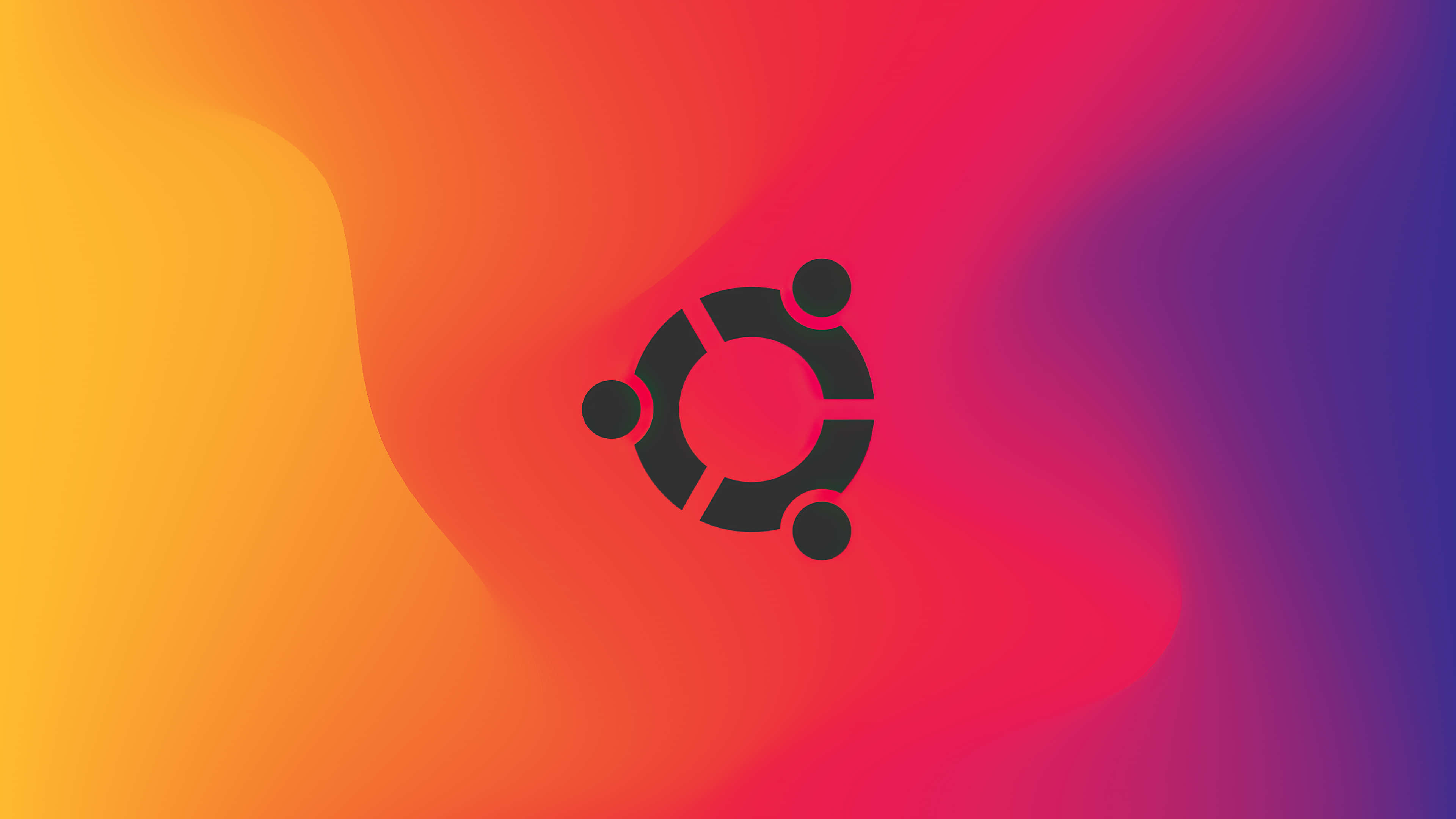 Ubuntu 4K 桌布 壁紙 — Ubuntu 標誌居中於融合橙色、紅色和紫色色調的鮮豔漸變背景上。