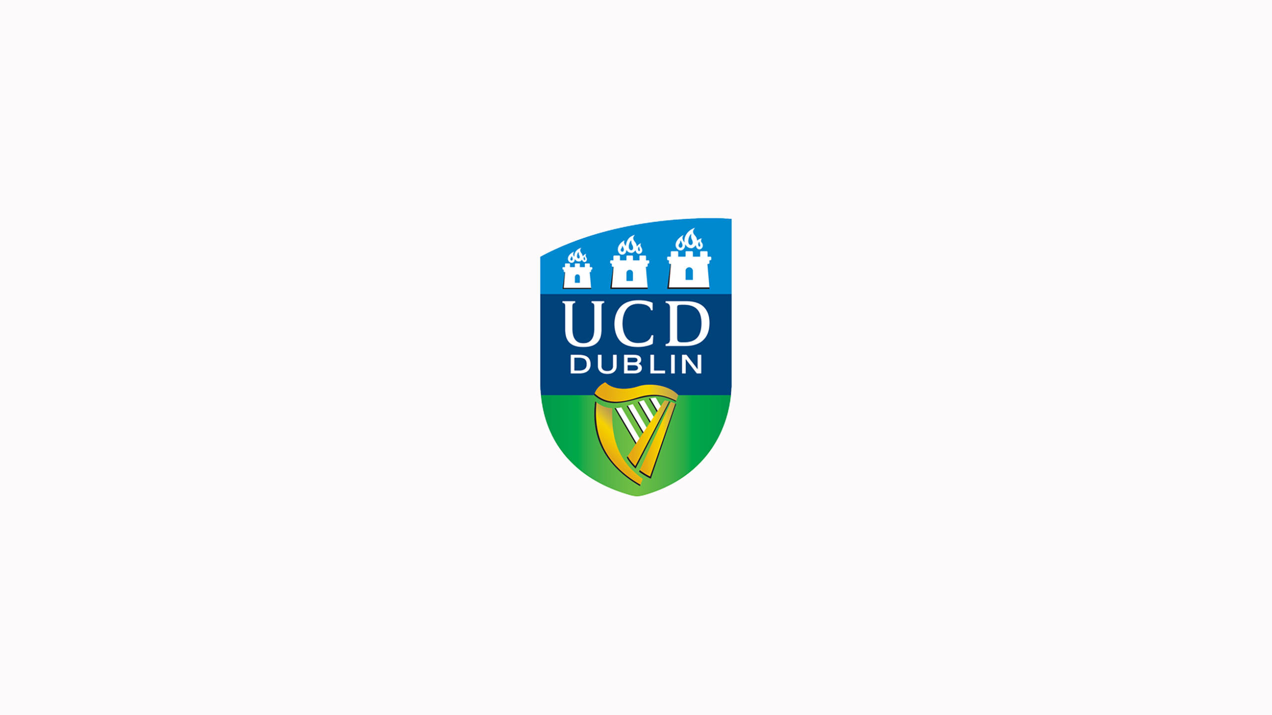 桌布 壁紙 — UCD都柏林潔淨的藍綠色盾牌標誌，帶有白色城堡塔樓和金色豎琴。