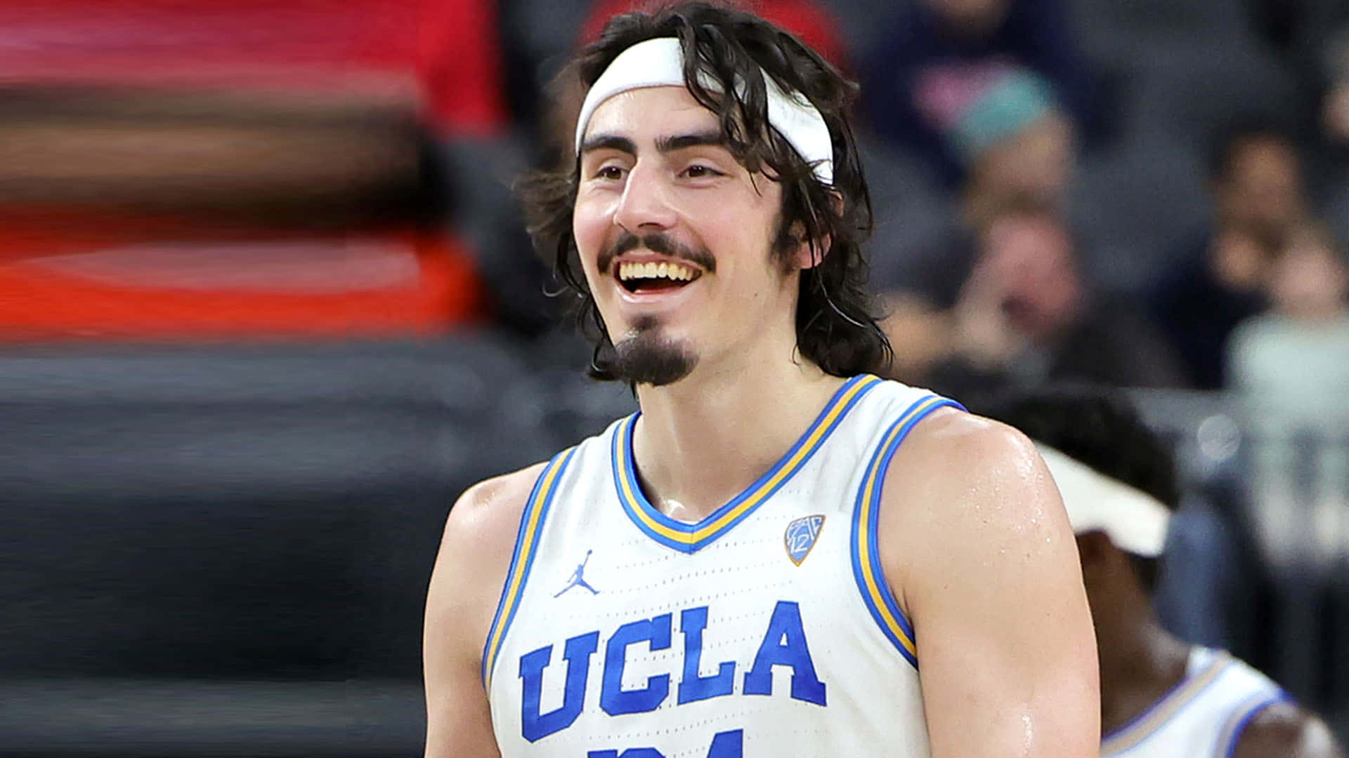 UCLA籃球運動員在比賽中大笑，皮膚上帶著汗水。 — NBA 壁紙