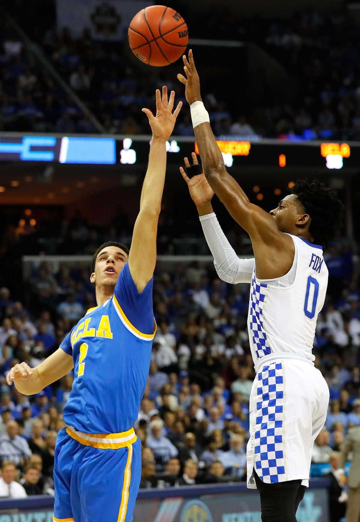 兩名籃球運動員在擠滿觀眾的場館中爭奪投籃機會。 — NBA 壁紙
