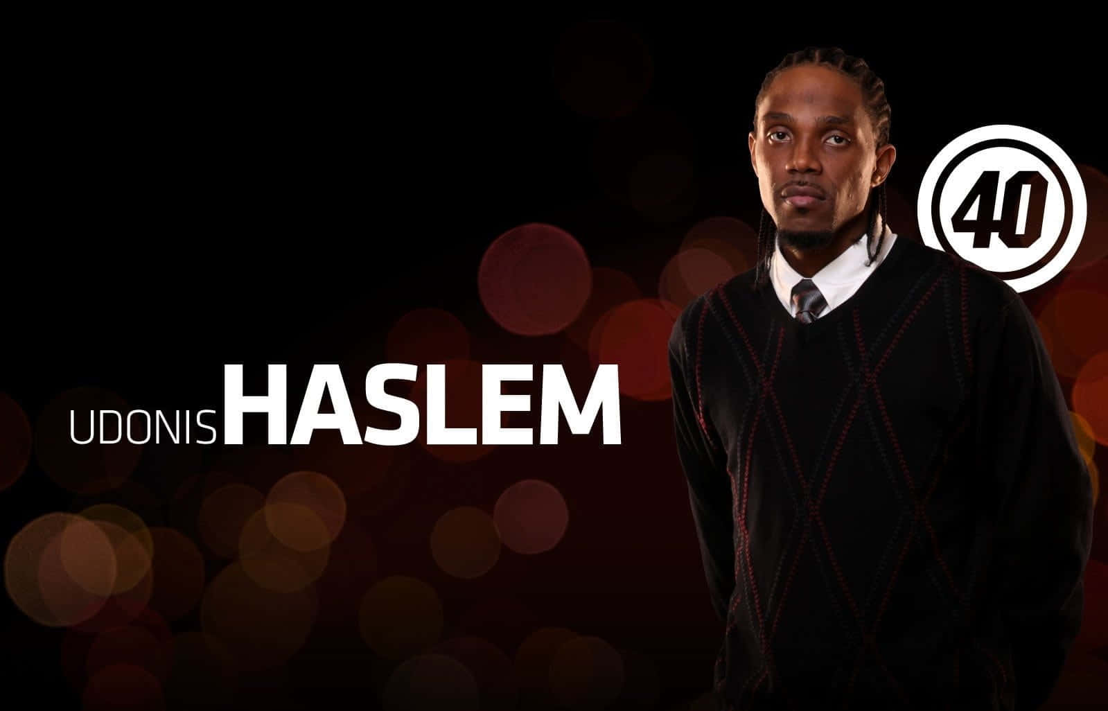 Udonis Haslem 桌布 壁紙 — Udonis Haslem 自信地穿著黑色毛衣，背景為深色，帶有溫暖的散景燈光和「40」標誌。