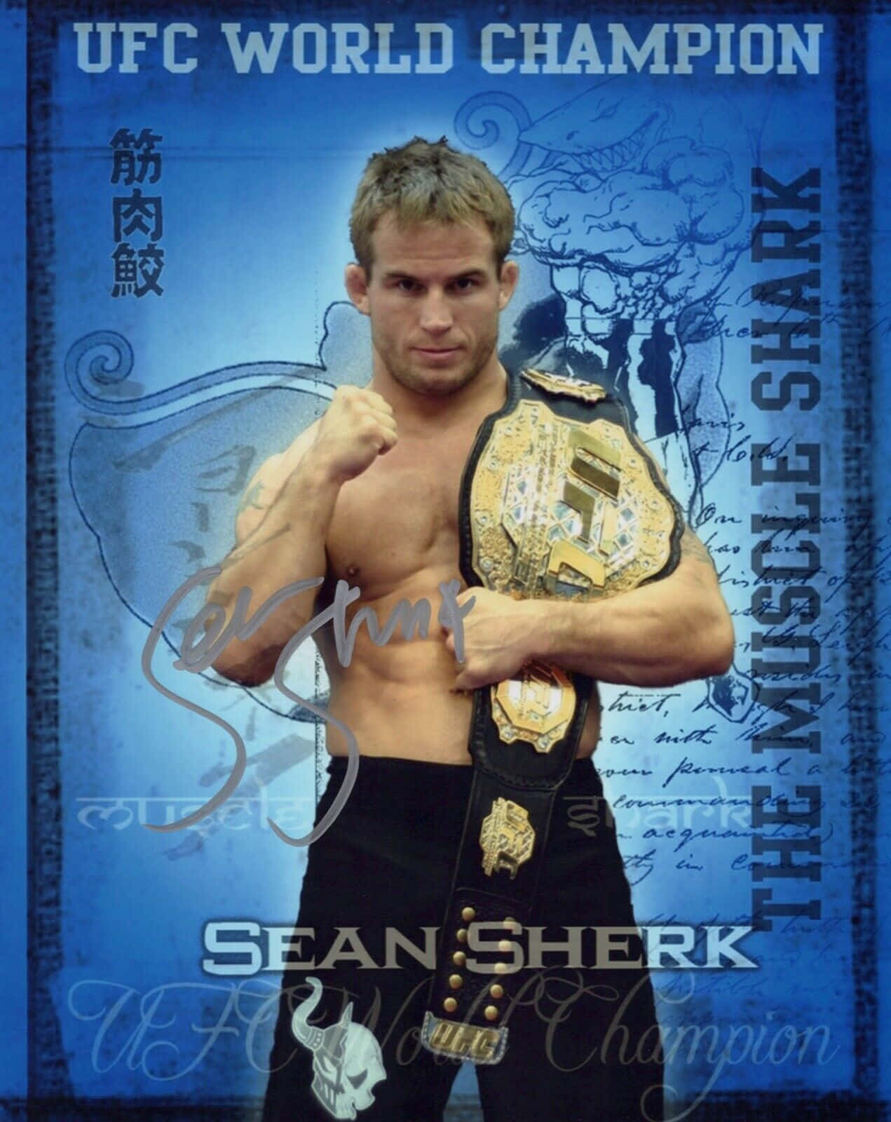 Champion 桌布 壁紙 — UFC世界冠軍Sean Sherk赤裸上身，在藍色紋理背景上擺姿勢，背景有龍紋圖案和文字，手持冠軍腰帶。