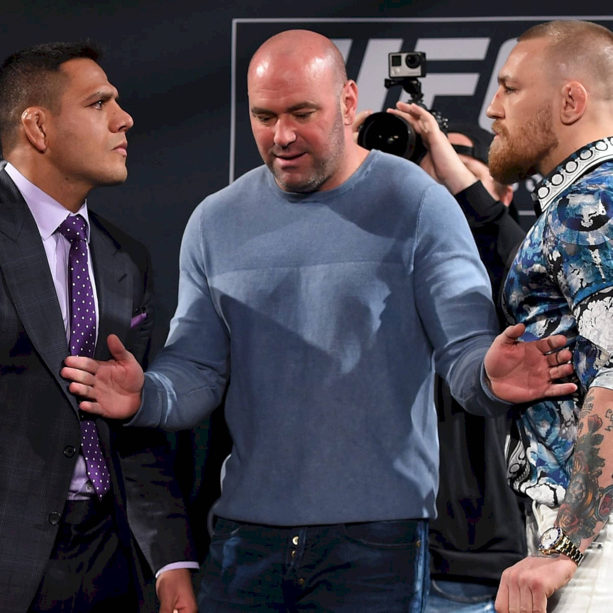 staring 桌布 壁紙 — UFC主席達納·懷特在記者會上調解拳手康納·麥格雷戈與內特·迪亞茲之間的緊張對峙。