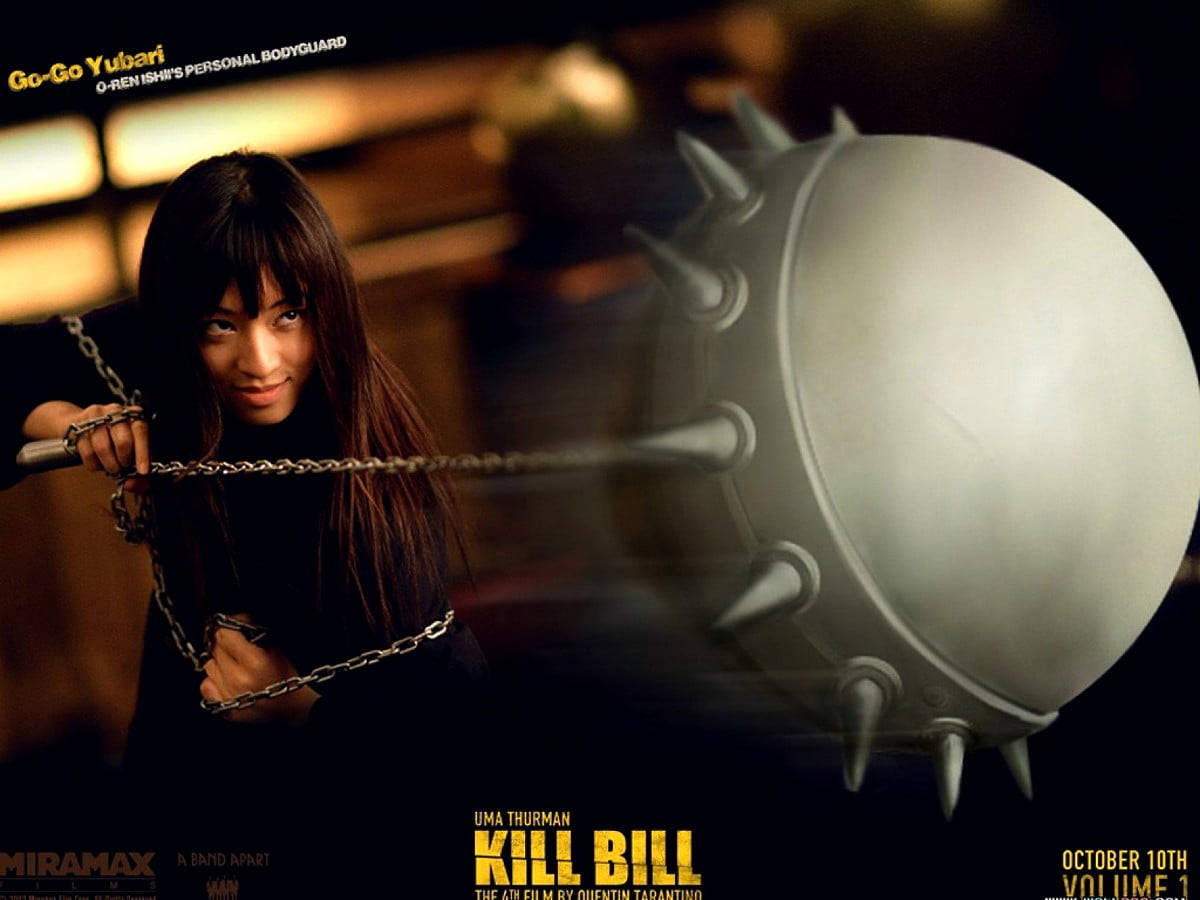 Kill Bill 桌布 壁紙 — Uma Thurman 飾演 Go Go Yubari，在《Kill Bill》昏暗場景中揮舞帶刺鏈條武器。