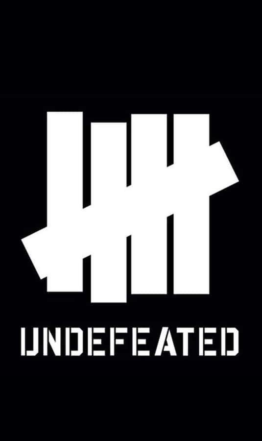 標誌 桌布 壁紙 — Undefeated 的醒目白色標誌，位於純黑色背景上，帶有鮮明的幾何設計。