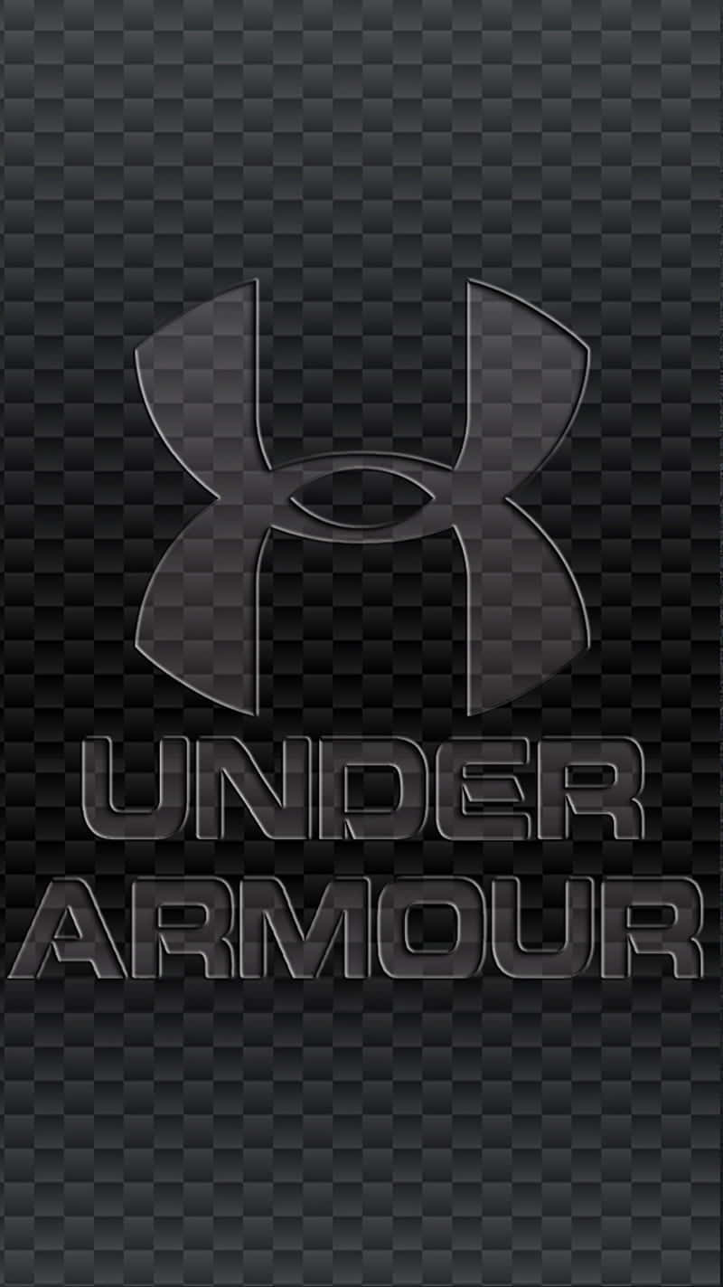 Under Armour 桌布 壁紙 — Under Armour 標誌以金屬灰色在深色碳纖維格紋背景上突出顯示。