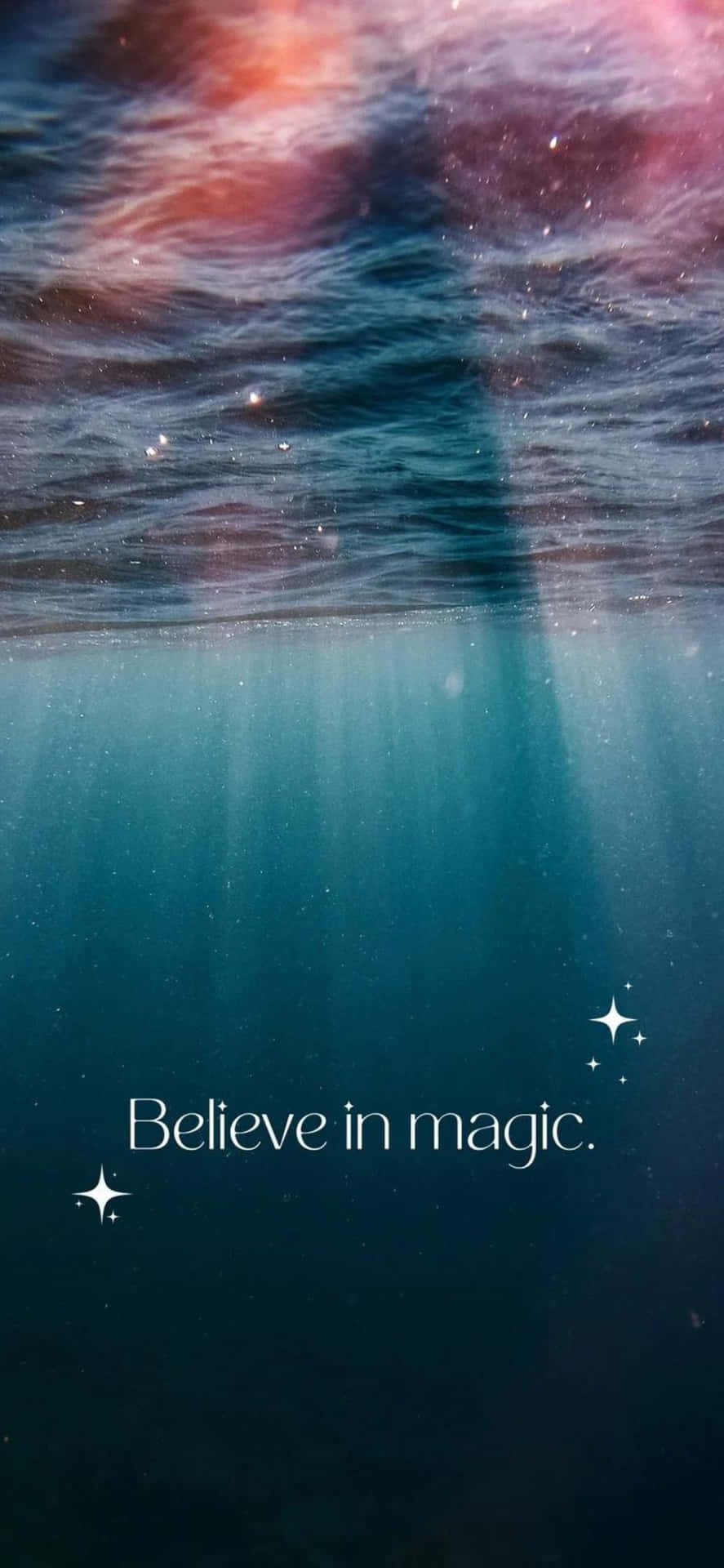 帶有星空倒影和文字believe in magic的水下場景 — iPhone 13 Pro 壁紙
