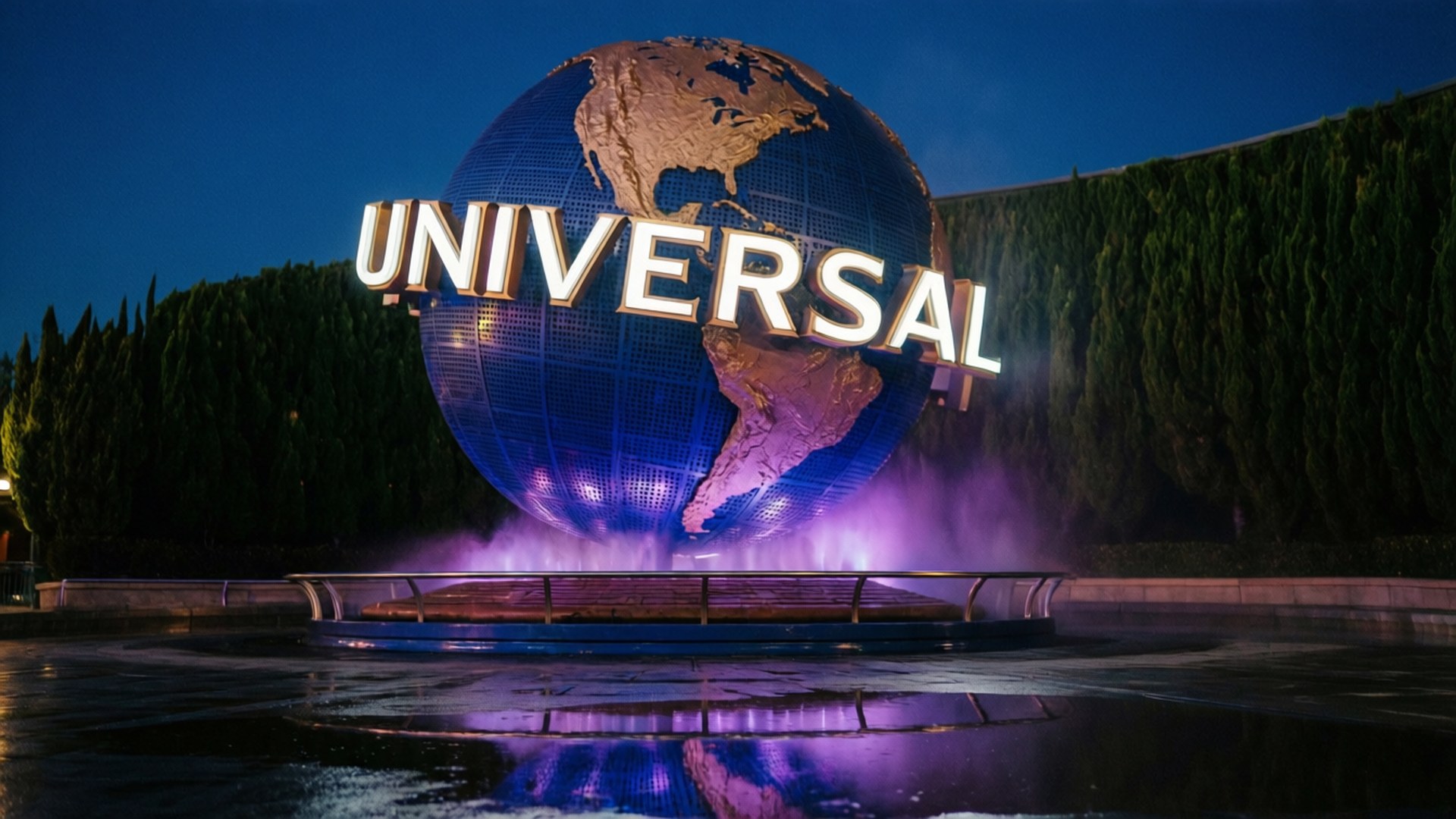 Reflective Globe Night 壁紙 — 標誌性的Universal地球儀在夜晚發出紫色光芒，倒映在濕潤的噴泉中，周圍環繞著高大的綠樹。