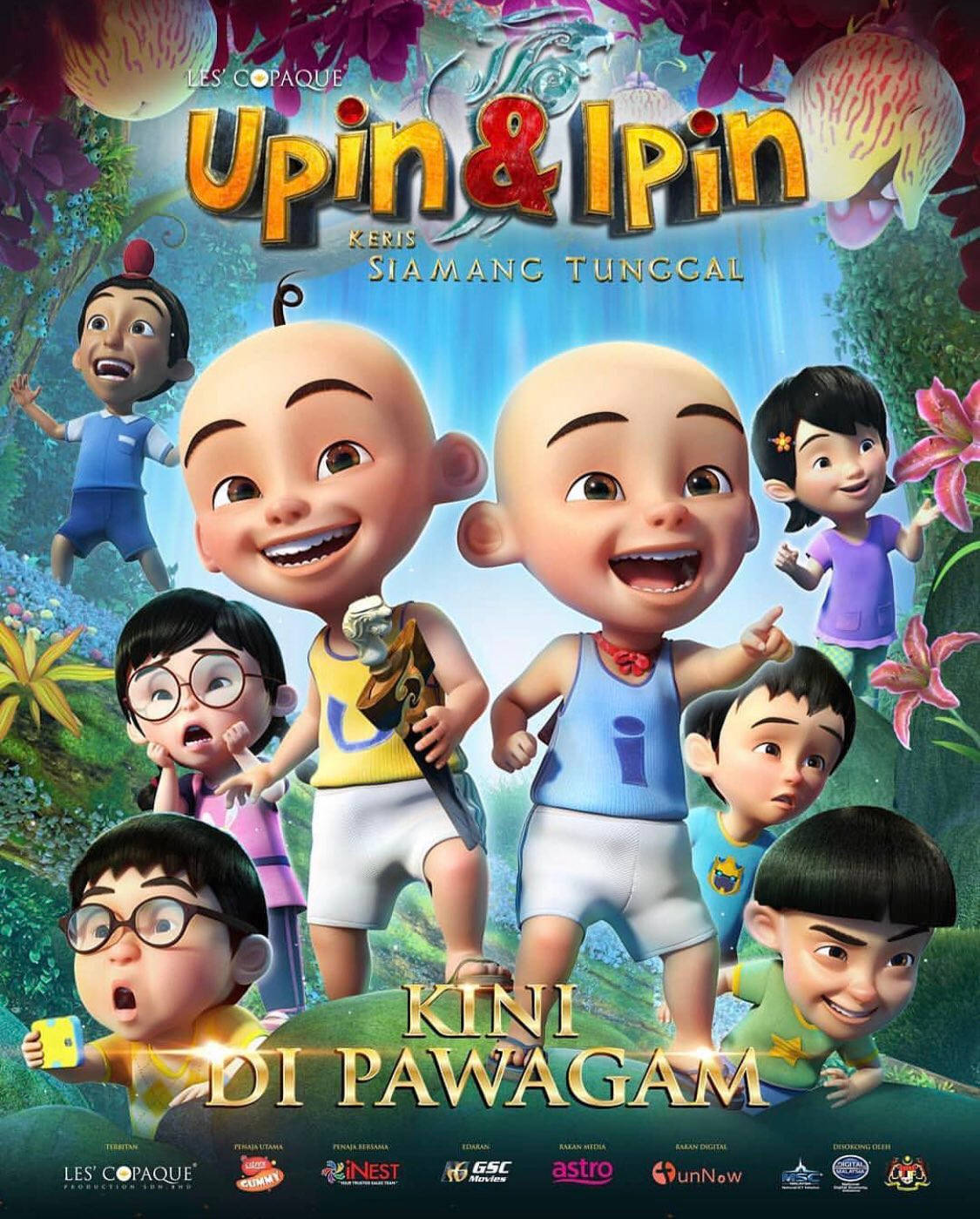 小孩動圖 桌布 壁紙 — Upin和Ipin與朋友們在充滿活力的叢林環境中的動畫海報，配有色彩繽紛的花朵和發光元素。