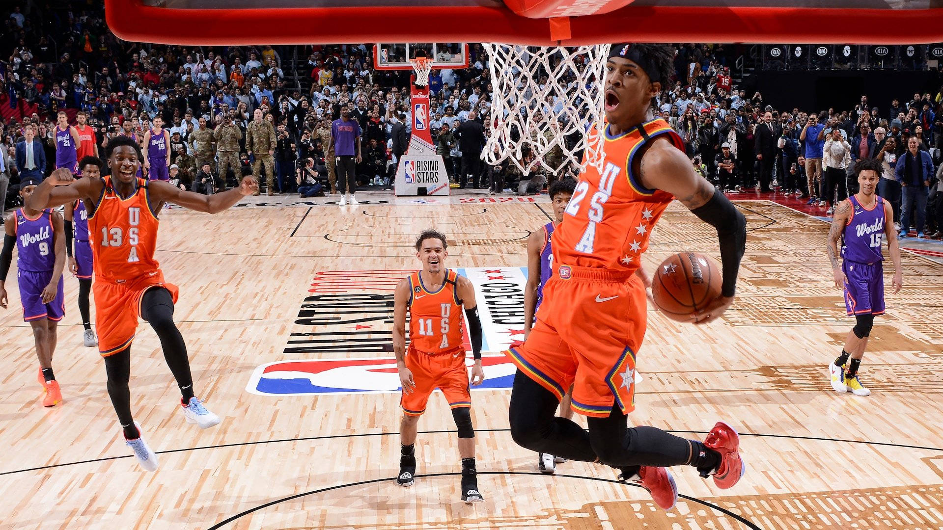美國籃球運動員在比賽中慶祝灌籃，觀眾歡呼。 — NBA 壁紙