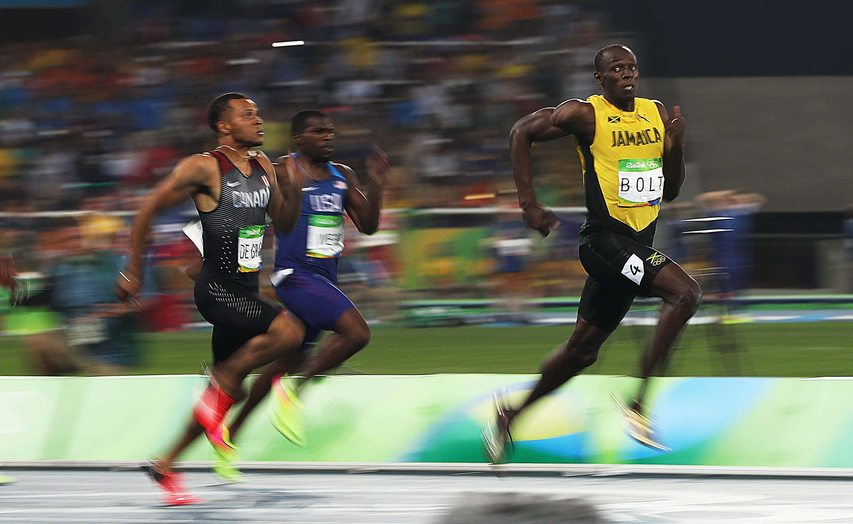 運動 桌布 壁紙 — Usain Bolt 身穿黃色牙買加球衣，在體育場燈光下高速跑道比賽中領先對手衝刺。