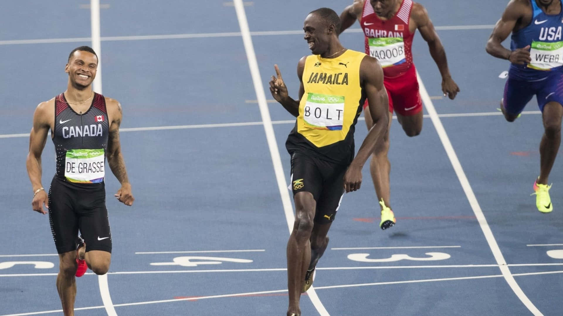運動 桌布 壁紙 — Usain Bolt 身穿黃色牙買加球衣在藍色跑道上慶祝勝利，旁邊的加拿大選手 De Grasse 微笑著。