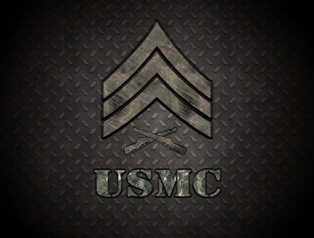 US Marines 桌布 壁紙 — USMC 中士條紋和交叉步槍徽章，背景為紋理深色金屬。