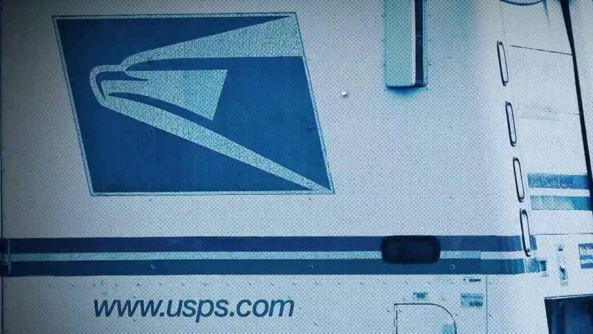 標誌 桌布 壁紙 — USPS 送貨車的特寫，顯示其藍色鷹標誌和網站文字在帶紋理的白色表面上。