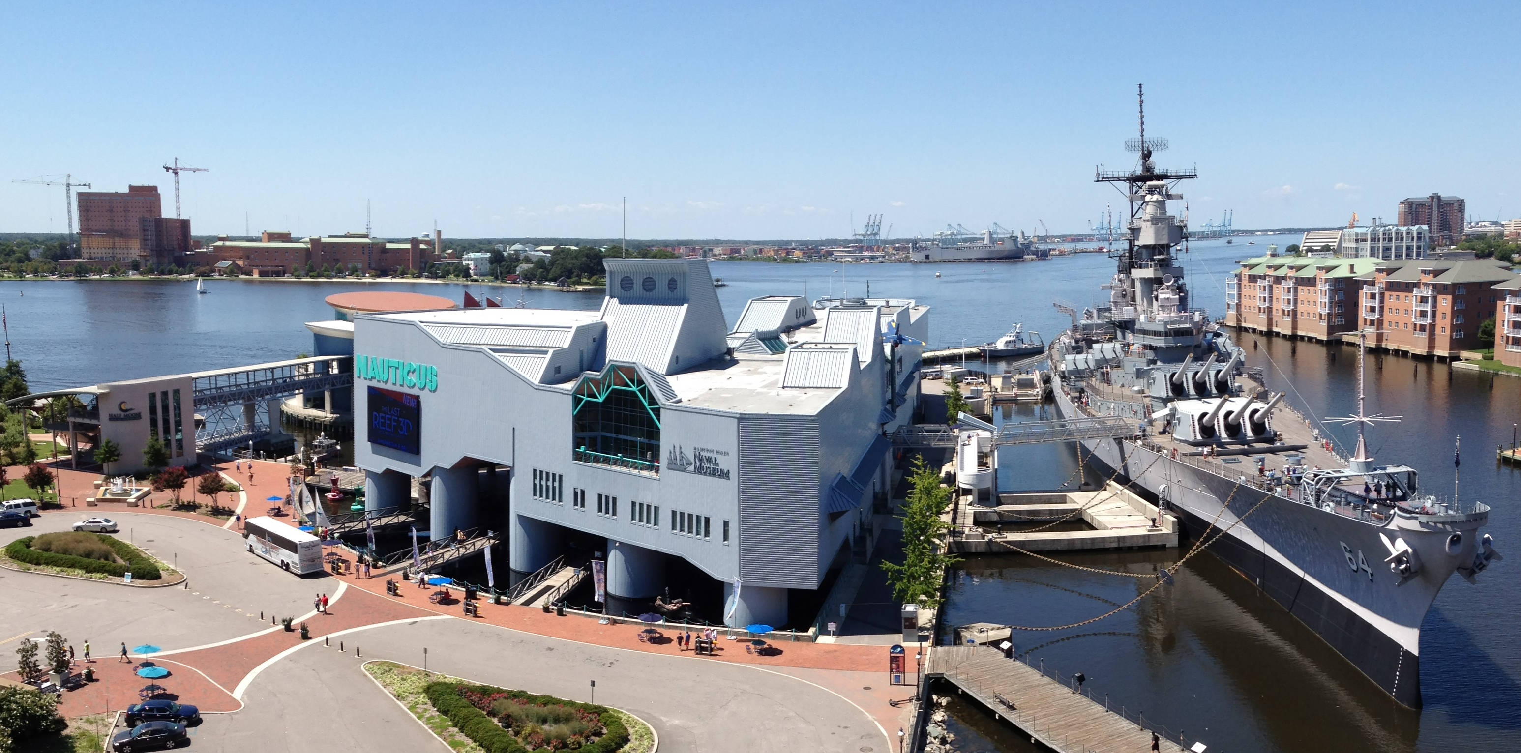 Virginia 桌布 壁紙 — USS 威斯康辛號戰艦停靠在諾蒂卡斯博物館旁邊的陽光海濱，天空晴朗湛藍的鳥瞰圖。
