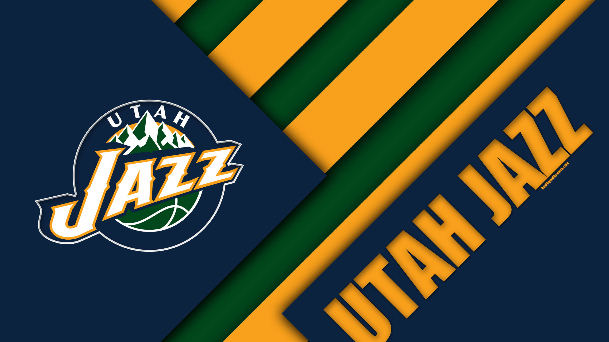 Utah 桌布 壁紙 — Utah Jazz 標誌和球隊名稱以粗體黃色和綠色顯示在海軍藍幾何背景上。
